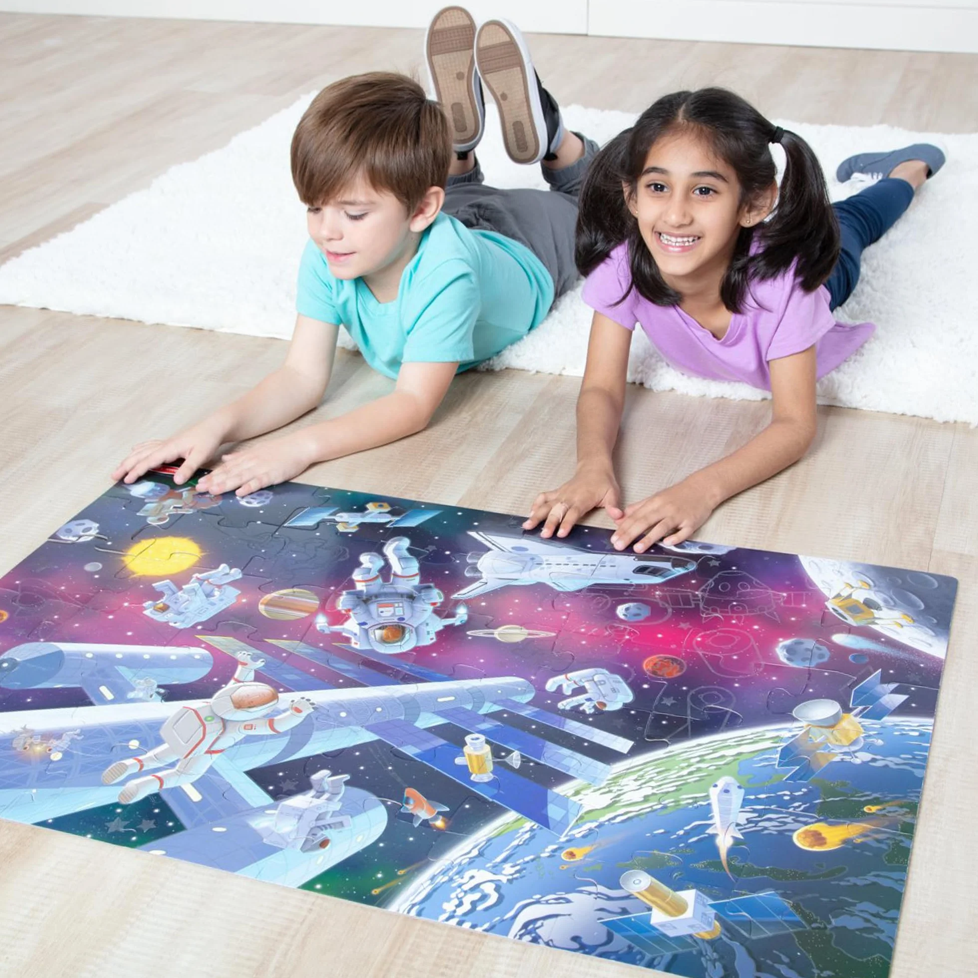 Melissa & Doug, Świecąca w ciemności układanka podłogowa z motywami kosmosu – 48 elementów, dla chłopców i dziewczynek w wieku powyżej 3. roku życia