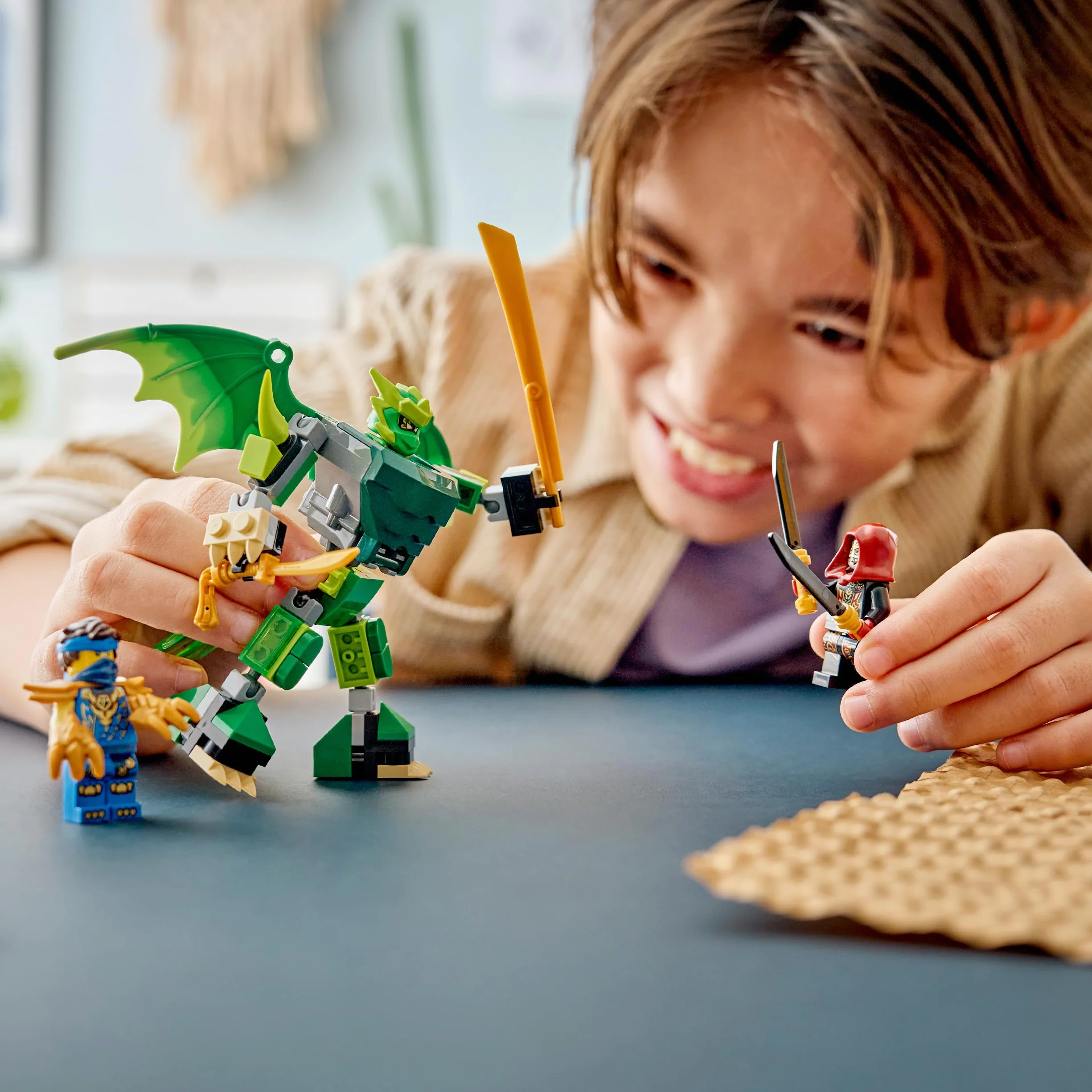 LEGO NINJAGO Smoczy mech Lloyda — zestaw bitewny, zabawka konstrukcyjna, klocki dla chłopca lub dziewczynki, ruchoma figurka mecha i trzy minifigurki ninja, prezent dla dziecka od 6 lat 71862