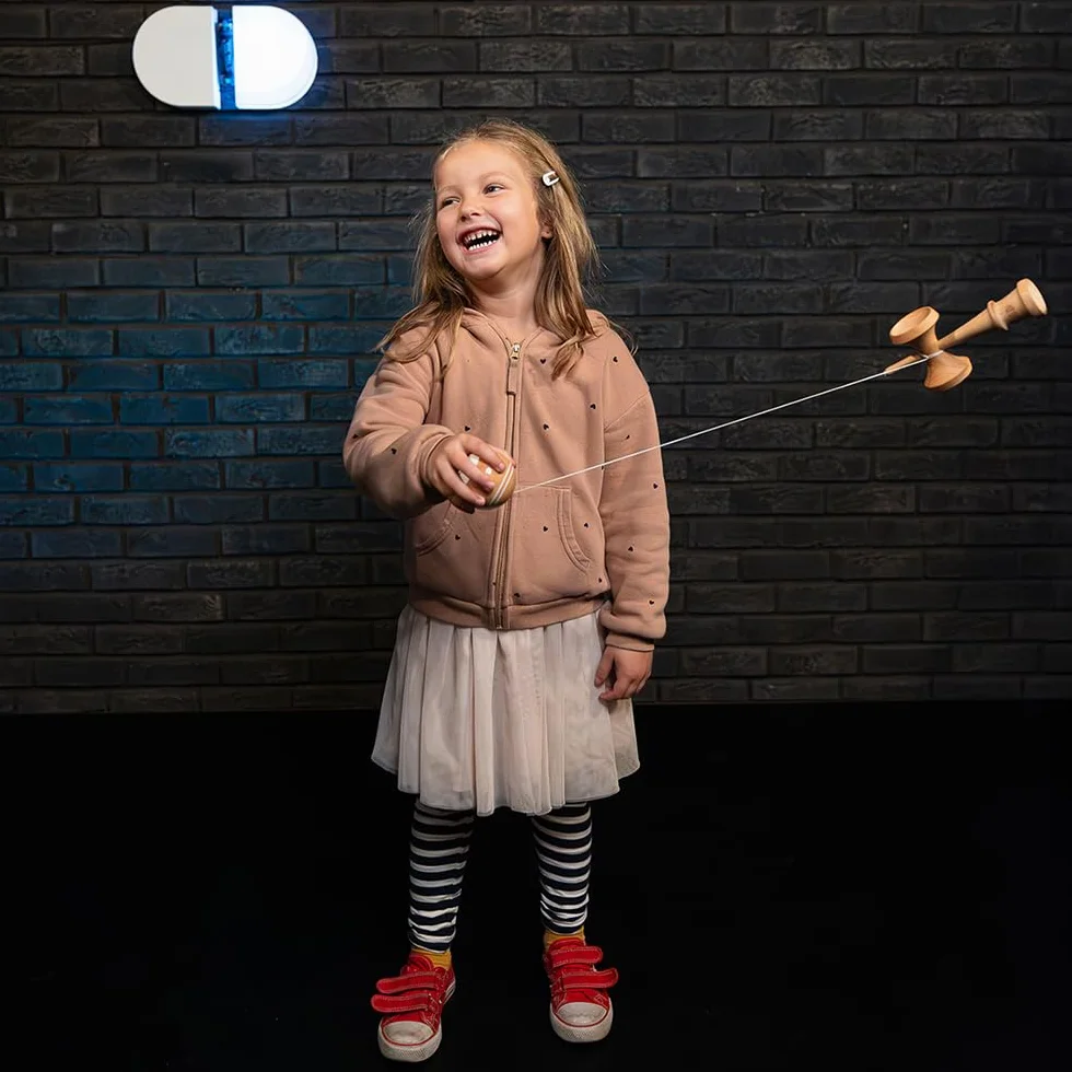 Kendama - drewno (do każdego poziomu umiejętności, łącznie z zestawem naklejek, zapasowym sznurkiem i aplikacją do nauki sztuczek)