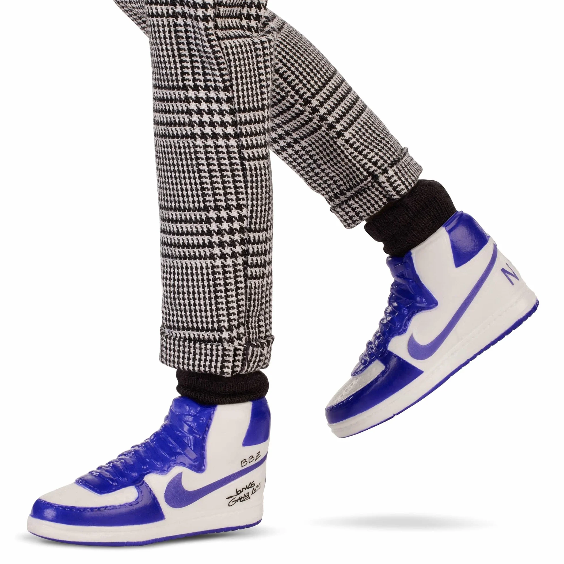 Barbie Signature Kenbassadors LeBron James Lalka kolekcjonerska, sportowa kurtka bomberka i akcesoria, w tym słuchawki i okulary przeciwsłoneczne, zabawka 6+, HRM33