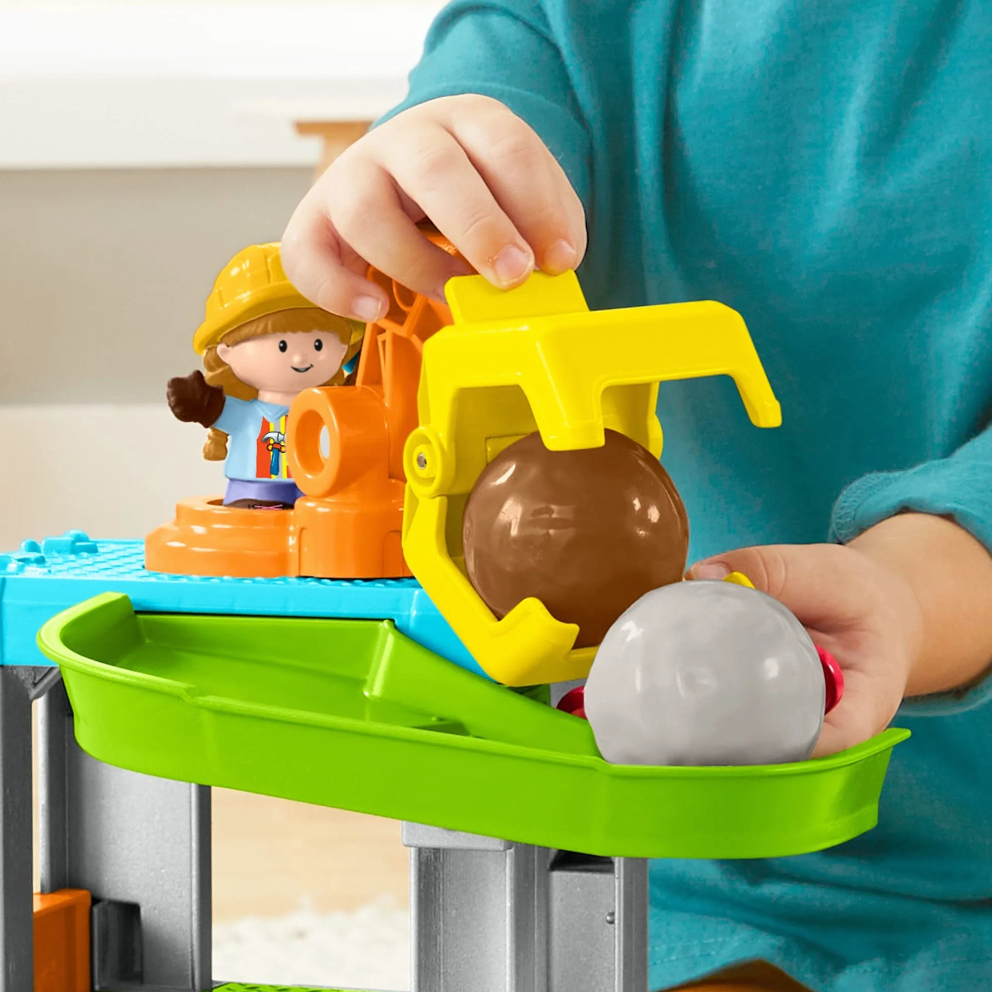 Fisher-Price Little People Plac budowy Zestaw z dźwiękiem, muzyczny zestaw do zabawy z wywrotką i 2 figurkami, dla przedszkolaków i młodszych dzieci, HCJ64