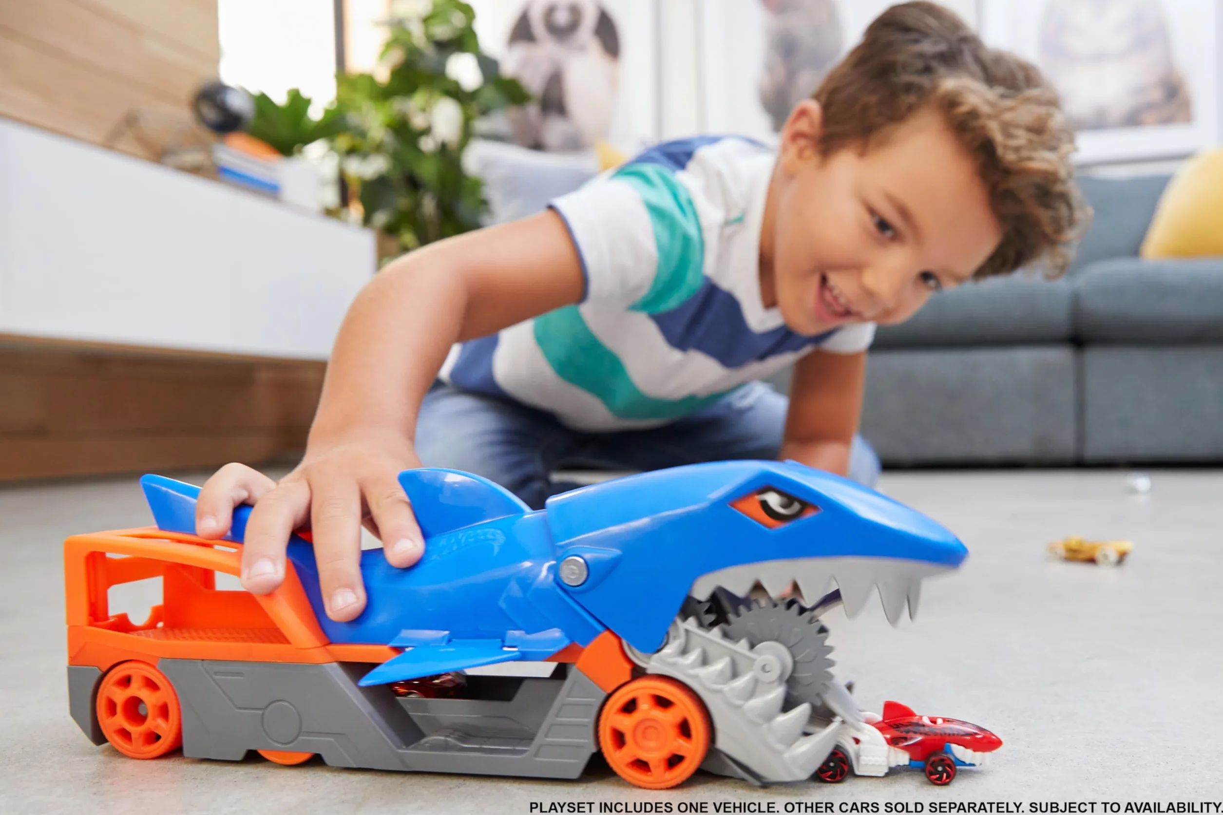 Matchbox Toy Car Playset, Takeoff Adventure Airport Set with Die-Cast Audi in 1:64 Scale, Plastic Plane, Take-Off & Landing Feature & Storage, GVG36