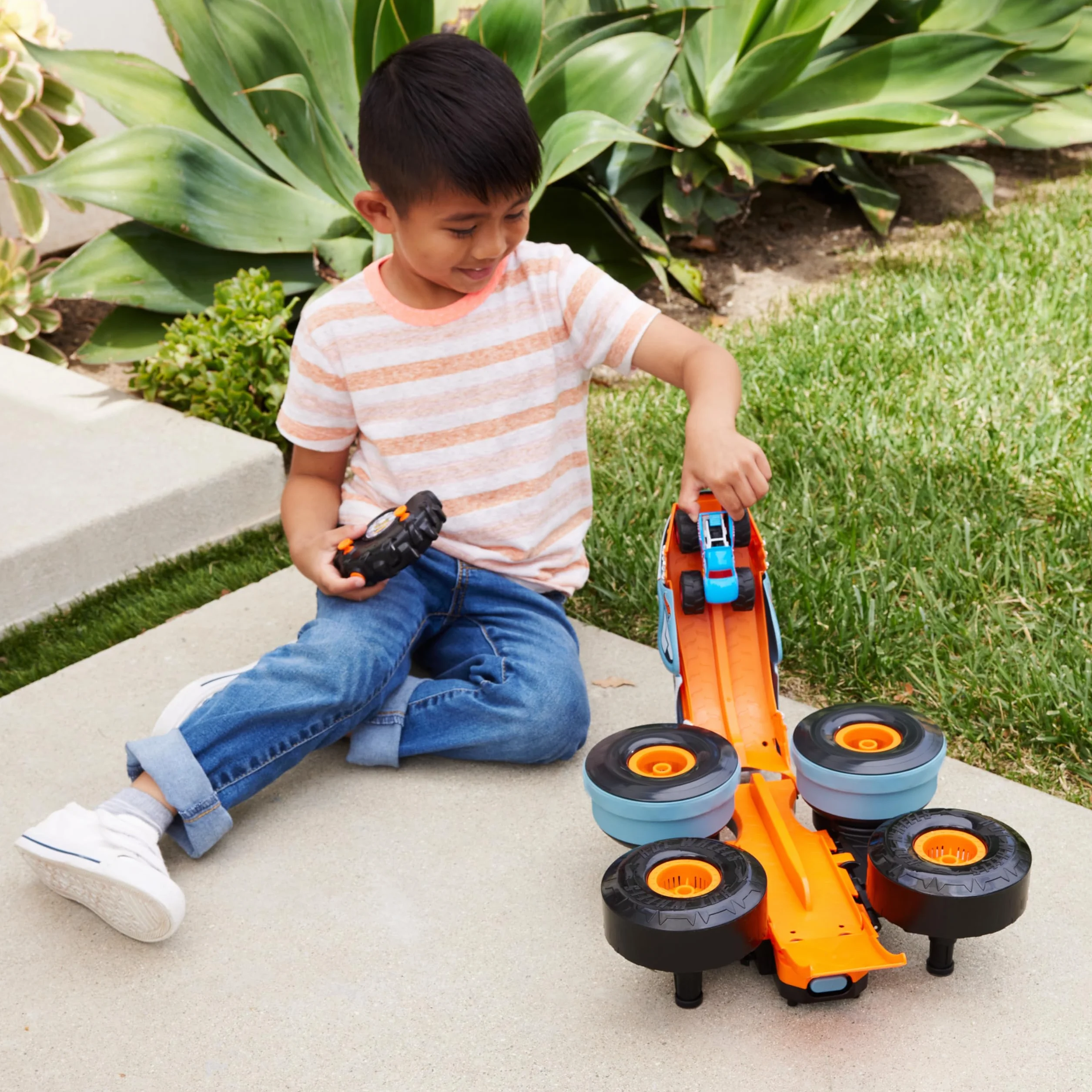 Hot Wheels Monster Trucks R/C Rhinomite Mega Transformacja Pojazd zdalnie sterowany 1:12 + pojazd Race Ace w skali 1:64, transformacja w wyrzutnię, łączy się z pomarańczowym torem, HPK27