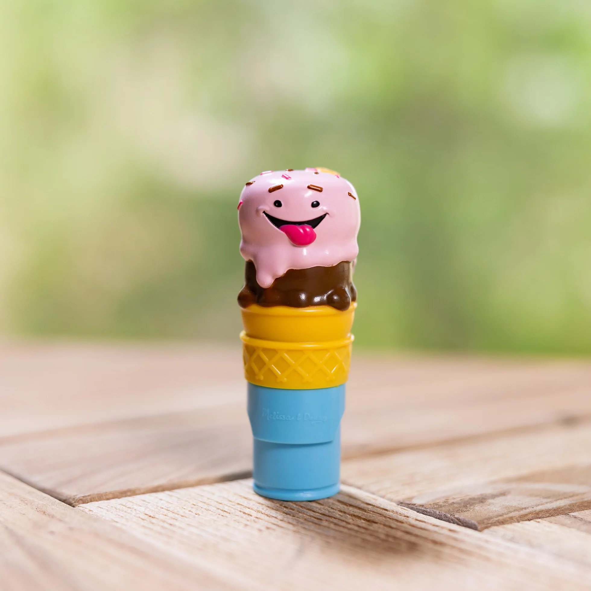 Melissa & Doug Naklejka WOW!™ 24-stronicowa podkładka do aktywności i stempel, 300 naklejek, sztuka i rzemiosło Fidget zabawka kolekcjonerska postać - lody - certyfikat FSC
