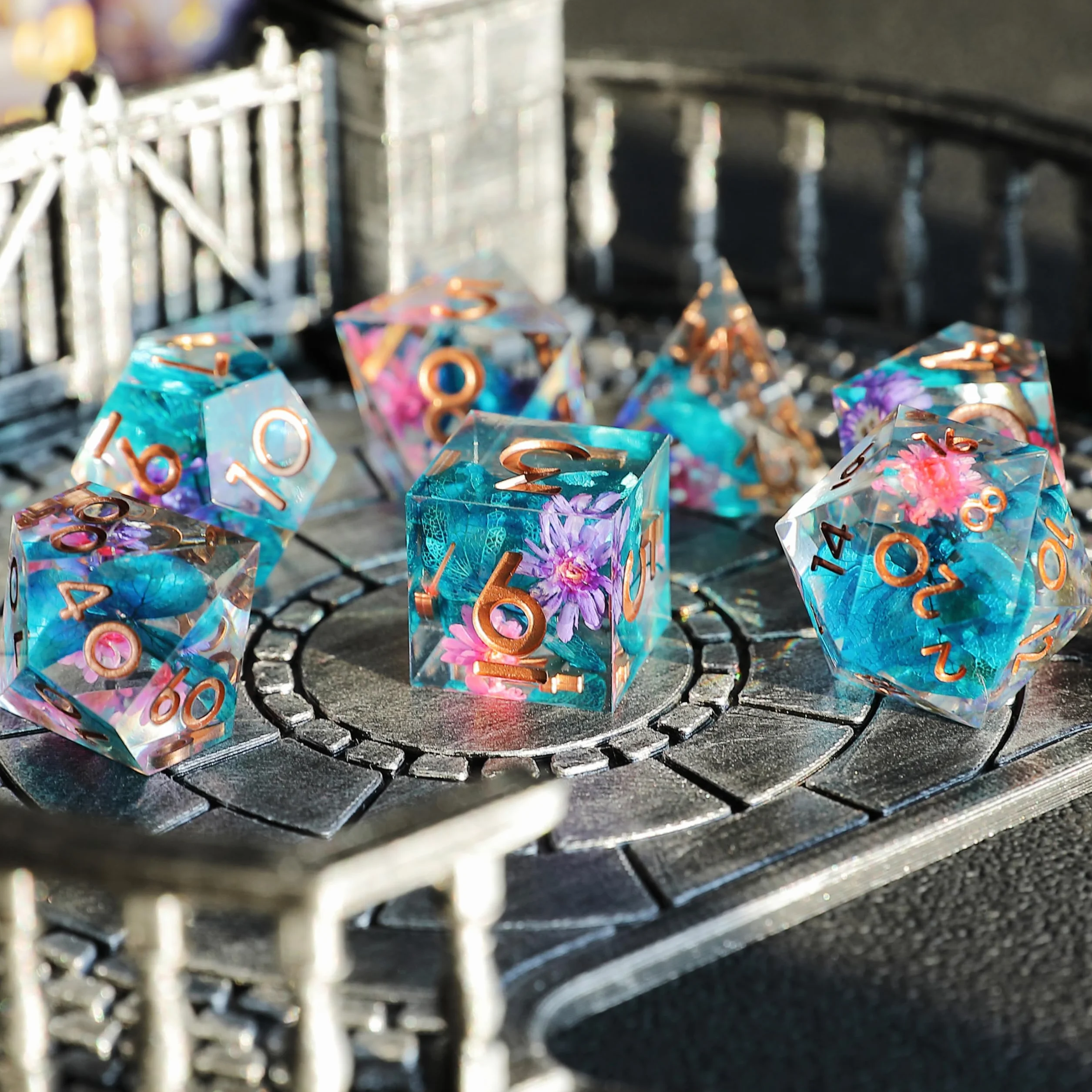 Flower DND Dice Set 7 szt. D4 D6 D8 D10 D12 D20 D% wielościenne ręcznie robione kości D&D z żywicy do lochów i smoków Pathfinder Roll Playing Table Games RPG MTG Games with Gift Box