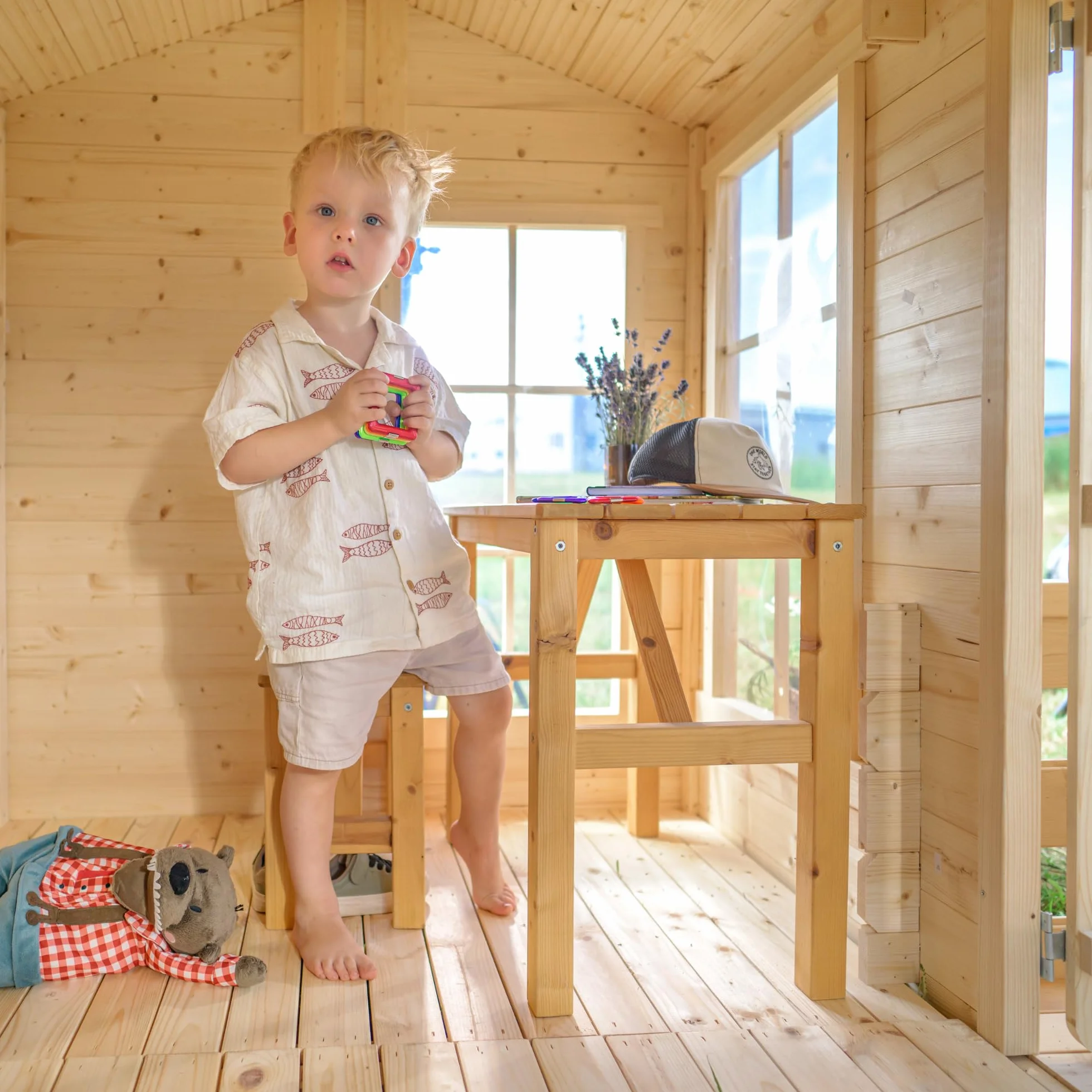 Timbela Domek do zabawy z drewna – domek do zabawy na świeżym powietrzu dla dzieci – szer. 241 x gł. 178 x wys. 151 cm / 2,63 m2 domek ogrodowy do zabawy z werandą – domek ogrodowy dla dzieci M520