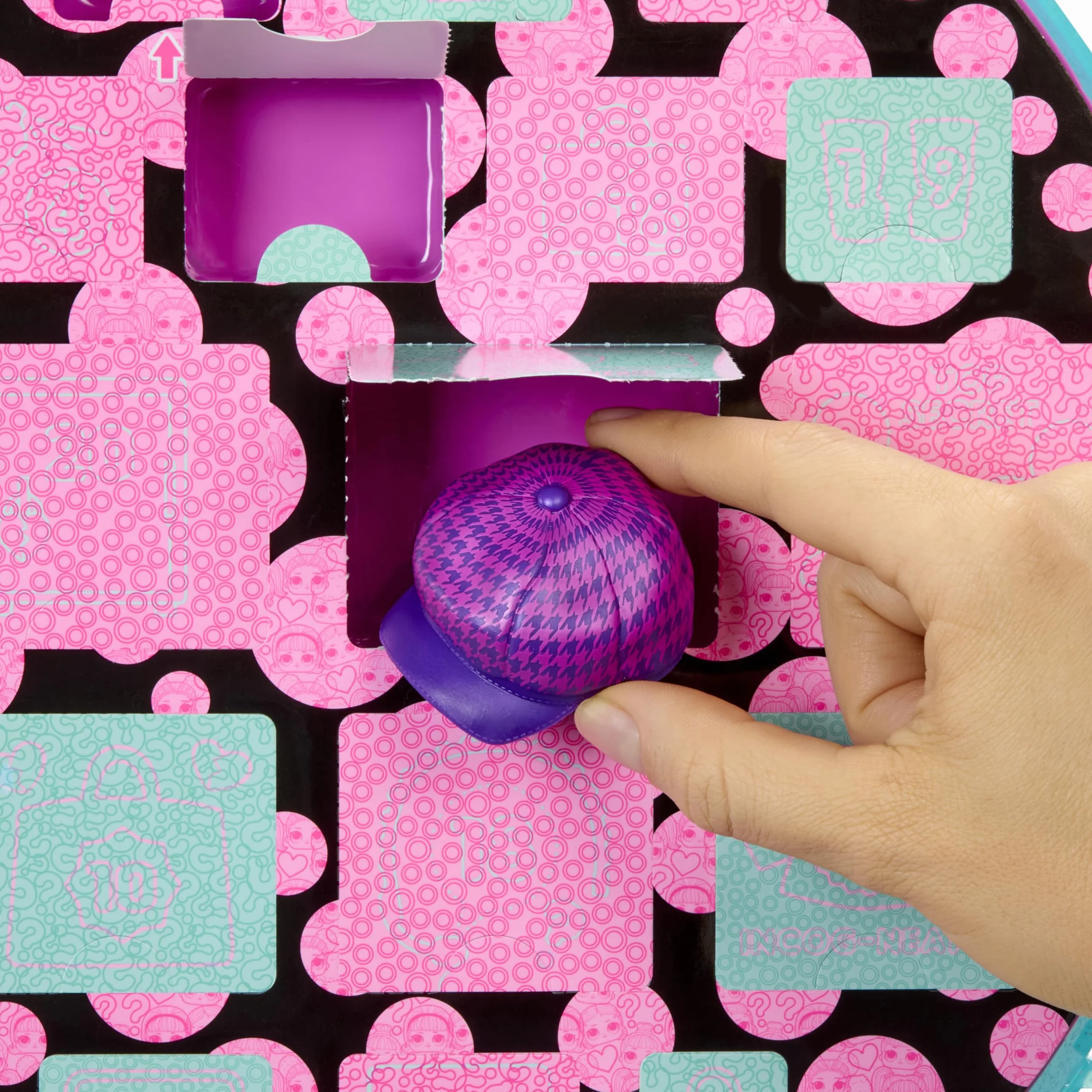 L.O.L. Surprise! Eye Spy Series Ultimate Unboxing – 3 Ekskluzywne Lalki, Opakowanie w Kształcie Kłódki, ponad 40 Niespodzianek do Odkrycia
