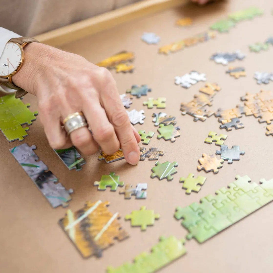 Mediashop Puzzle stół do 500 elementów – z 4 wysuwanymi szufladami – deska do puzzli z drewna – miejsce i porządek dla maksymalnej zabawy z puzzlami – łatwy montaż – zabawa dla dorosłych i dzieci