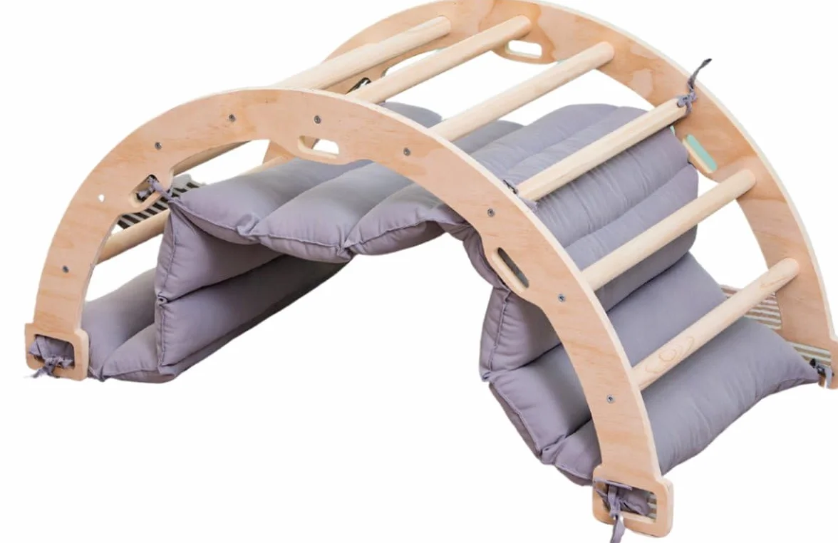 Drewniany Mostek do Wspinaczki/Łuk do Wspinaczki z Poduszką - Montessori Drabinka - Naturalne Drewno - Zabawka dla Dzieci - 97x47x52cm