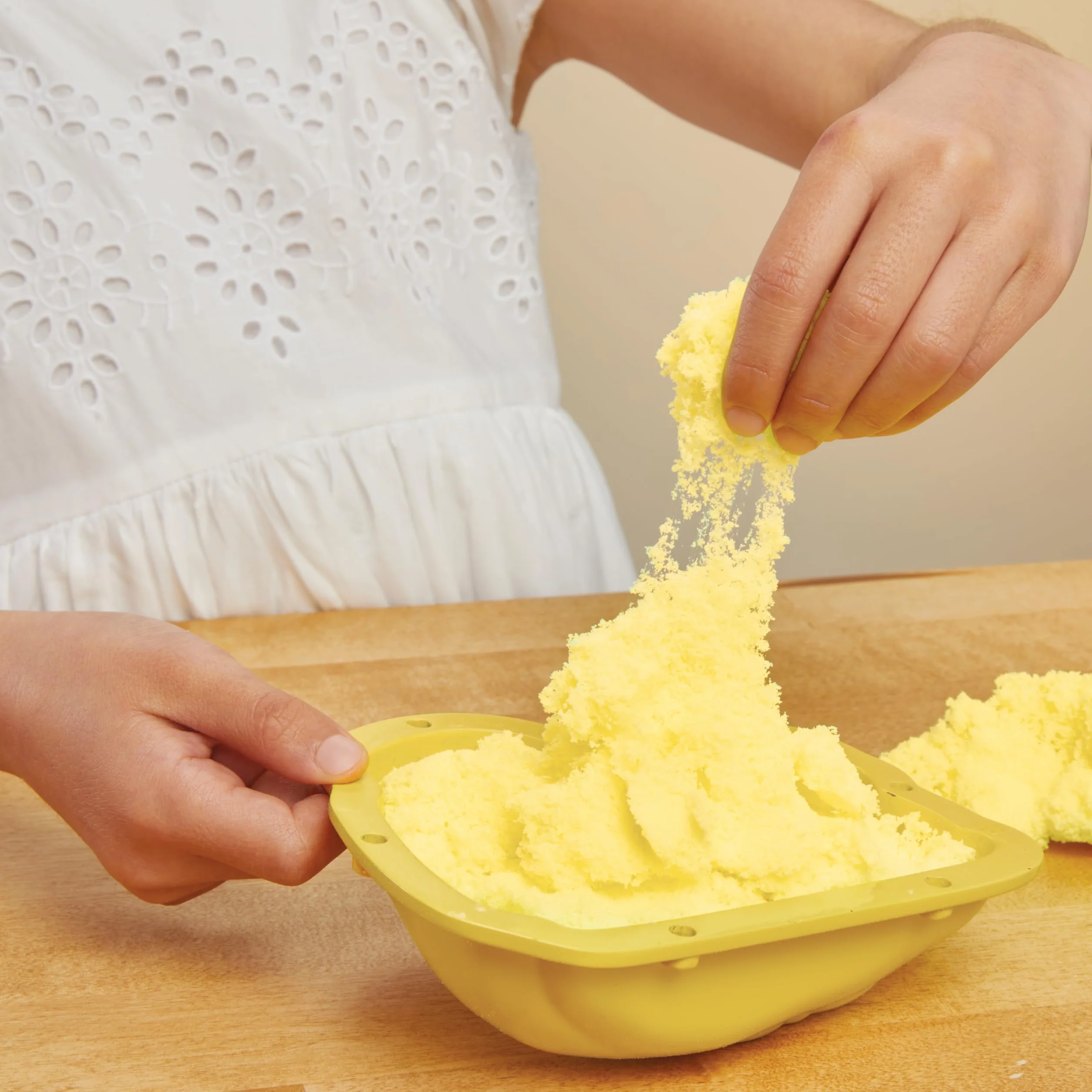Little Tikes Creative Chefs Bluey Duck Cake Kit Zestaw do Zabawy w Gotowanie z Masą Make It Mix i 15 Akcesoriami