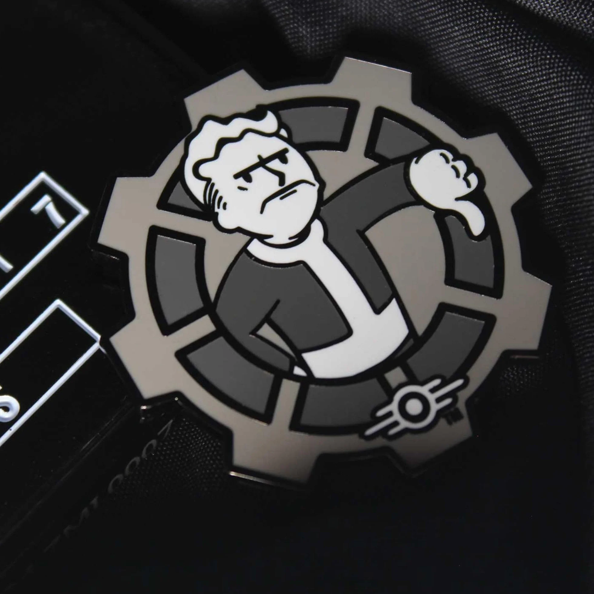 Fallout Black & White Limited Edition Collectible Decision Flip Coin - oficjalna metalowa moneta inspirowana Vault-Tec, postapokaliptyczna pamiątka dla graczy, prezent dla fanów i kolekcjonerów
