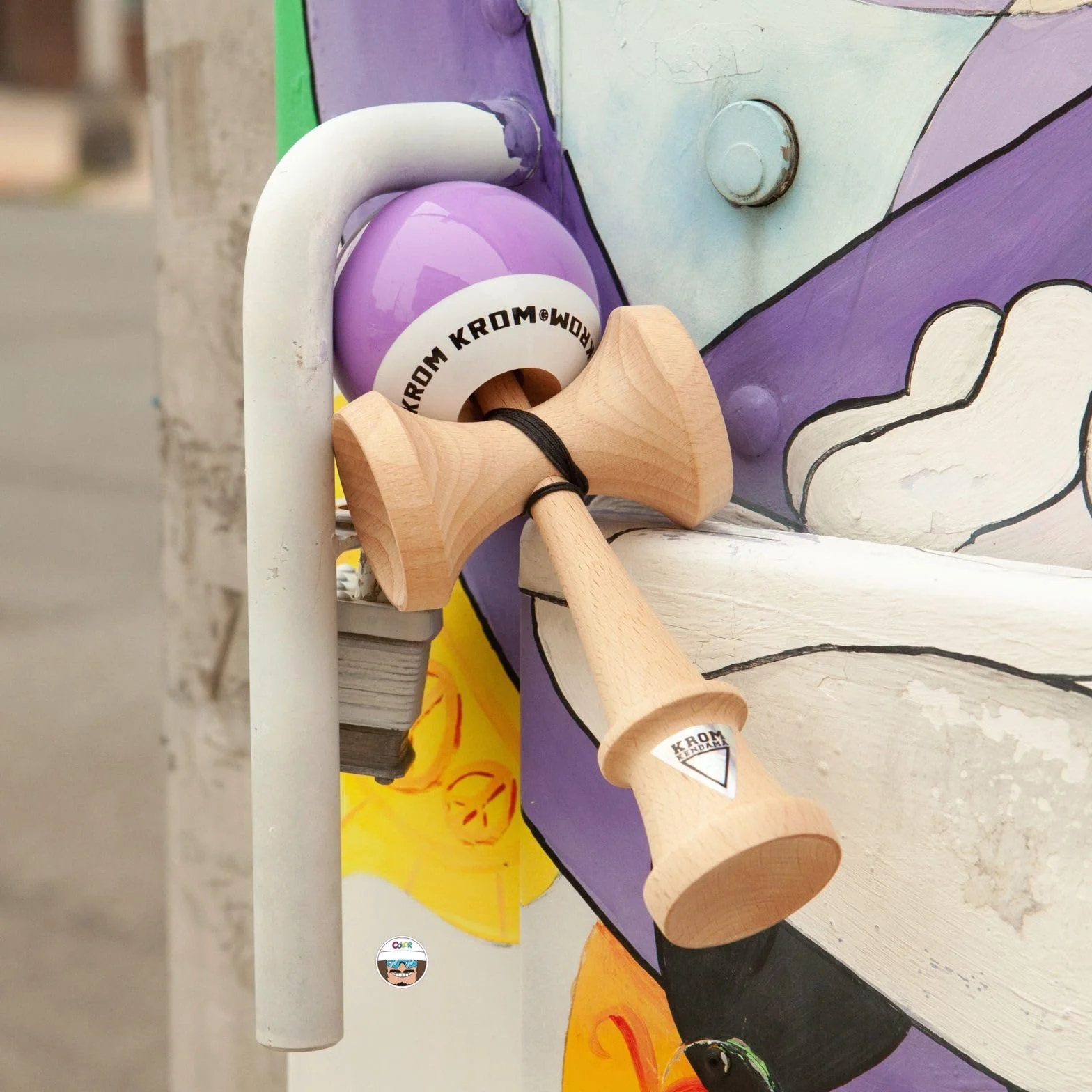 KROM - Kendama POP LOL lawenda – wysoka jakość drewna – dla początkujących i profesjonalistów – opakowanie: zapasowy sznurek + naklejki