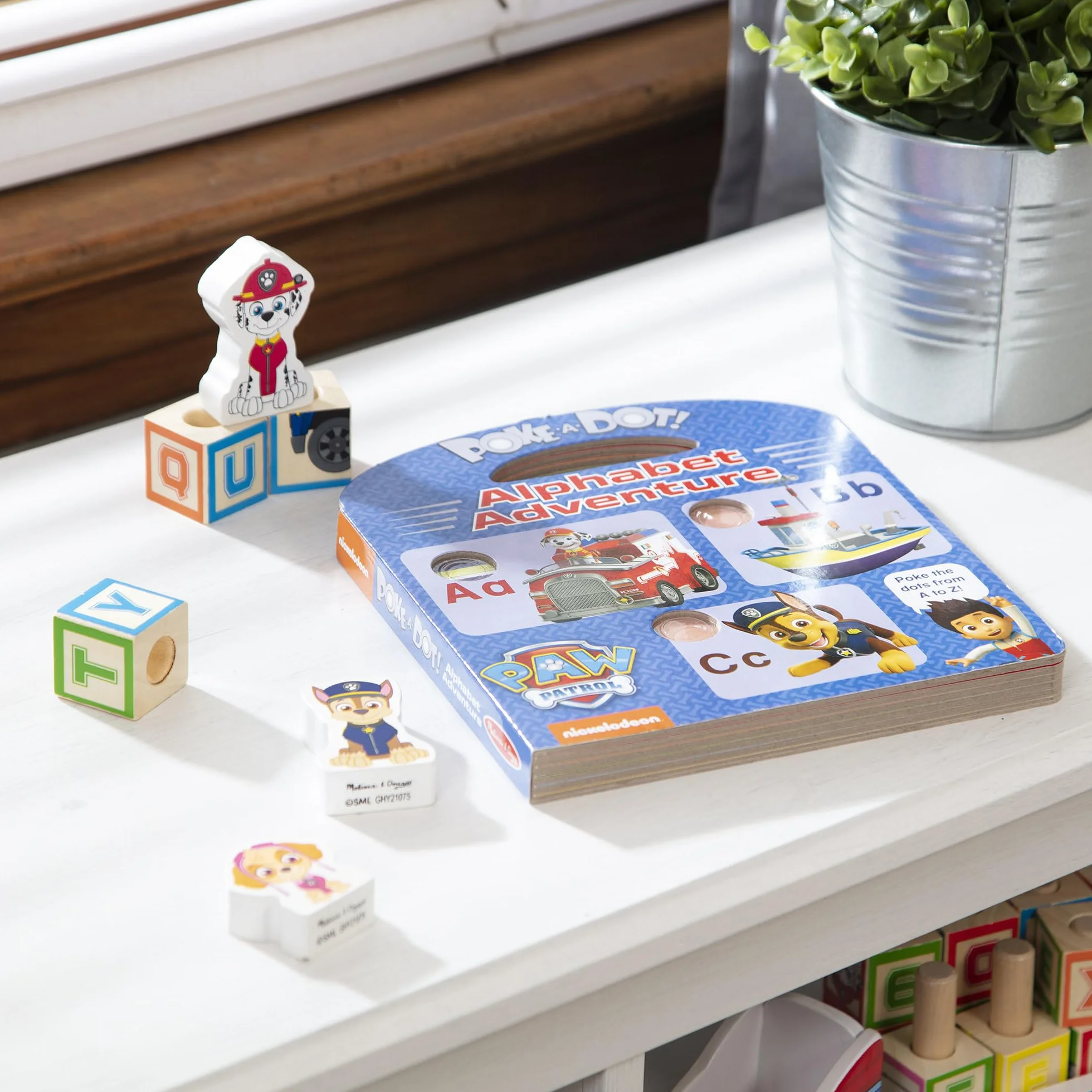 Książeczka dla dzieci PAW Patrol Melissa & Doug – Poke-A-Dot: Przygoda z alfabetem