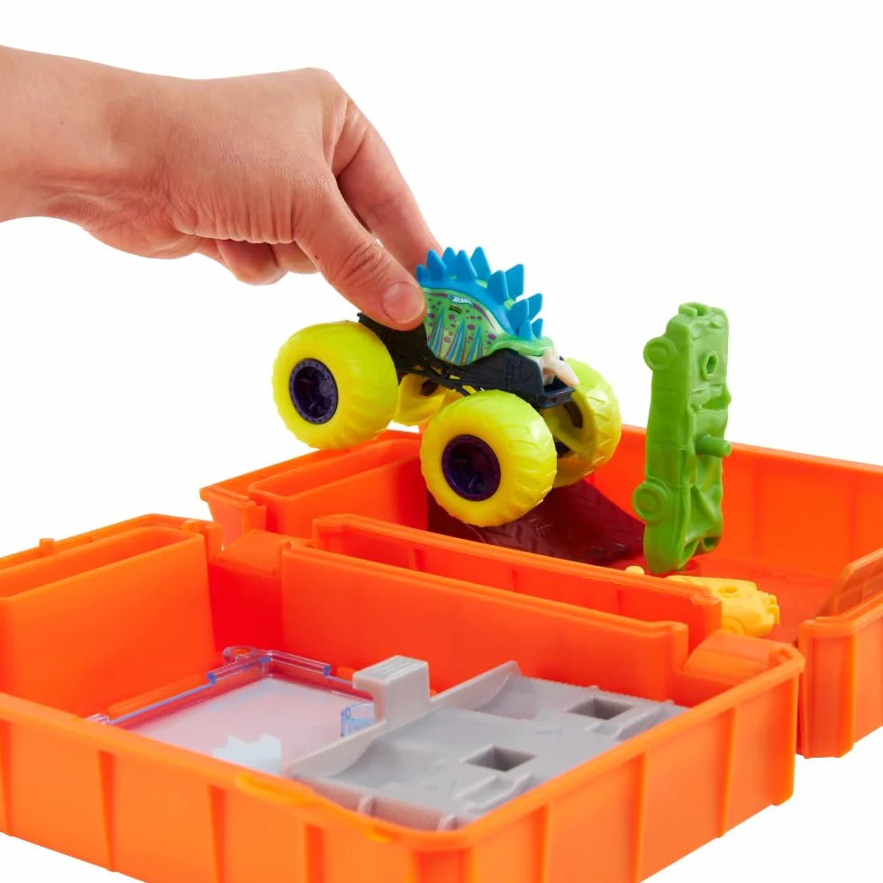 Hot Wheels Monster Trucks „Tankuj i jedź” Zabawkowy kanister przekształcający się w zestaw kaskaderski, z pojazdem Motosaurus w skali 1:64 i 2 autkami do „zgniatania”, HXT04