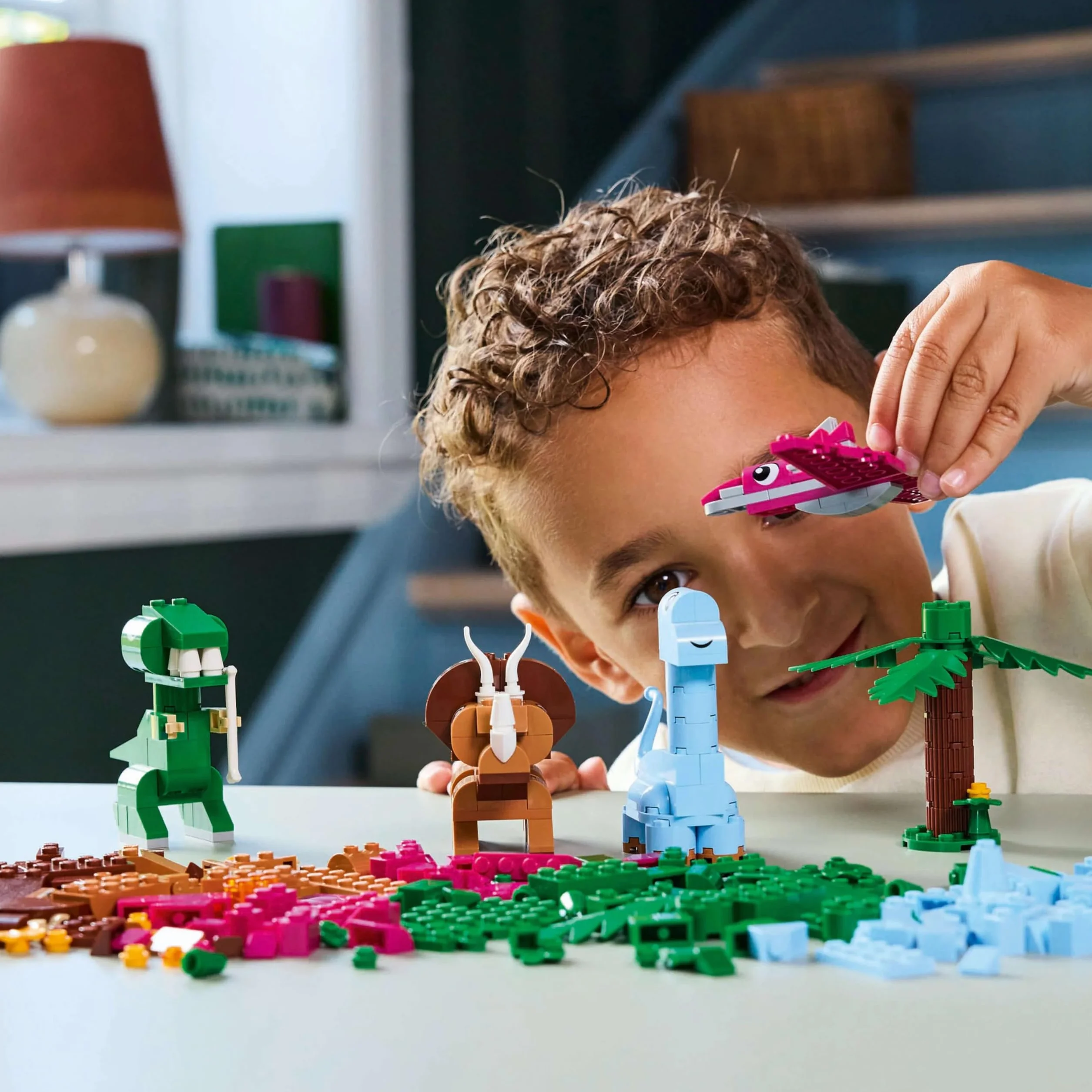 LEGO Classic Kreatywne Dinozaury, Konstrukcyjna Zabawka dla Dziecka do Zbudowania, Figurki Dinozaurów i Akcesoria, w tym T-Rex i Triceratops, Prezent dla 5-latka, dla Chłopca i Dziewczynki, 11041