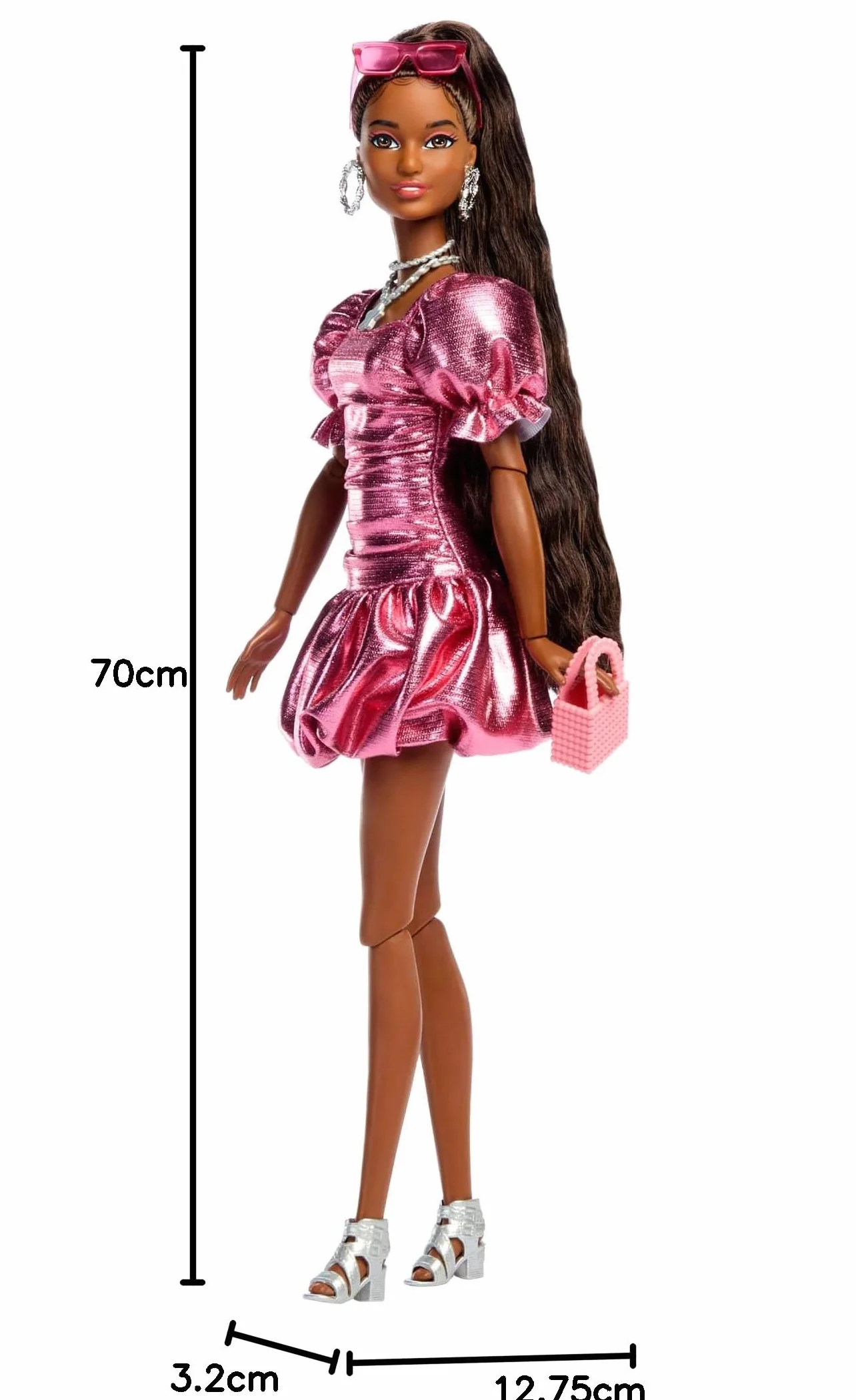 Barbie Deluxe Style Lalka modowa #6 z czarnymi włosami w kitkę, w metalicznej koralowej sukience, z akcesoriami, w tym okularami przeciwsłonecznymi, biżuterią i torebką, zabawka dla dzieci, JFP41
