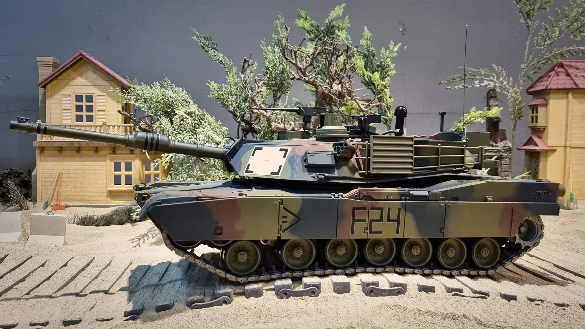 ES-TOYS Czołg zdalnie sterowany z funkcją strzelania M1A2 Abrams Heng Long 1:16 z dymem i dźwiękiem + metalowa przekładnia + 2,4Ghz V7.0 - UPG-A