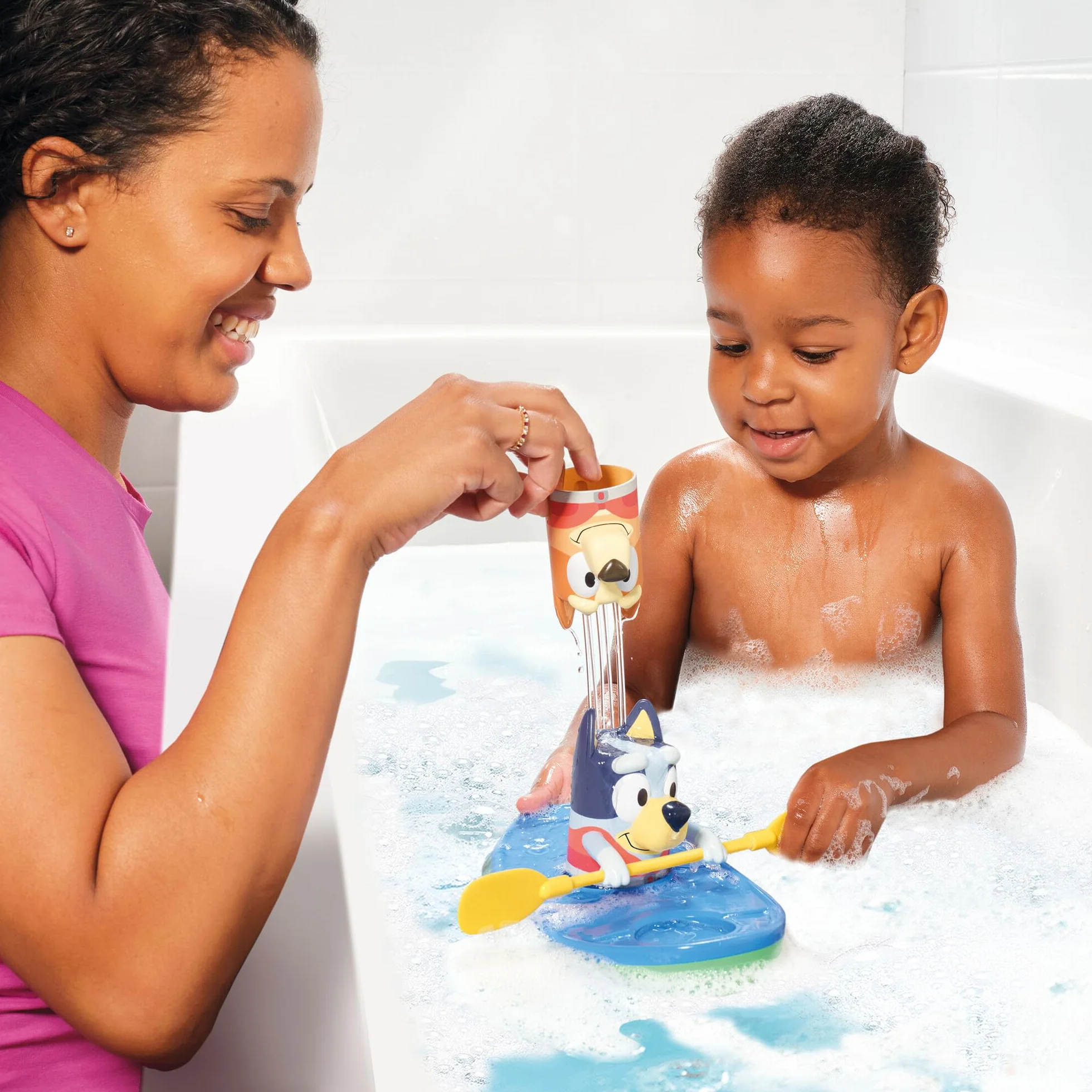 TOMY Toomies Bluey Pull and Go Canoe zabawka do kąpieli dla dzieci od 18 miesięcy