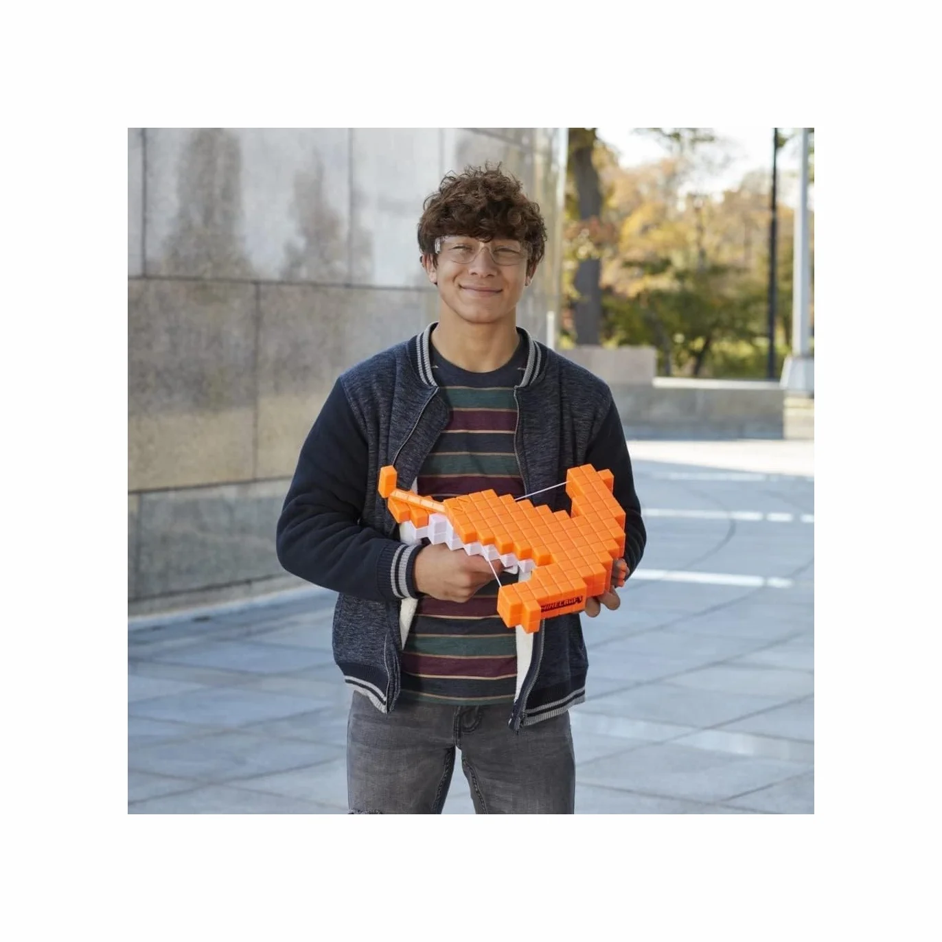 Nerf Minecraft Pillager's Crossbow, strzelająca strzałkami kusza, prawdziwy mechanizm działania kuszy, dołączono 3 oryginalne strzałki Nerf Elite