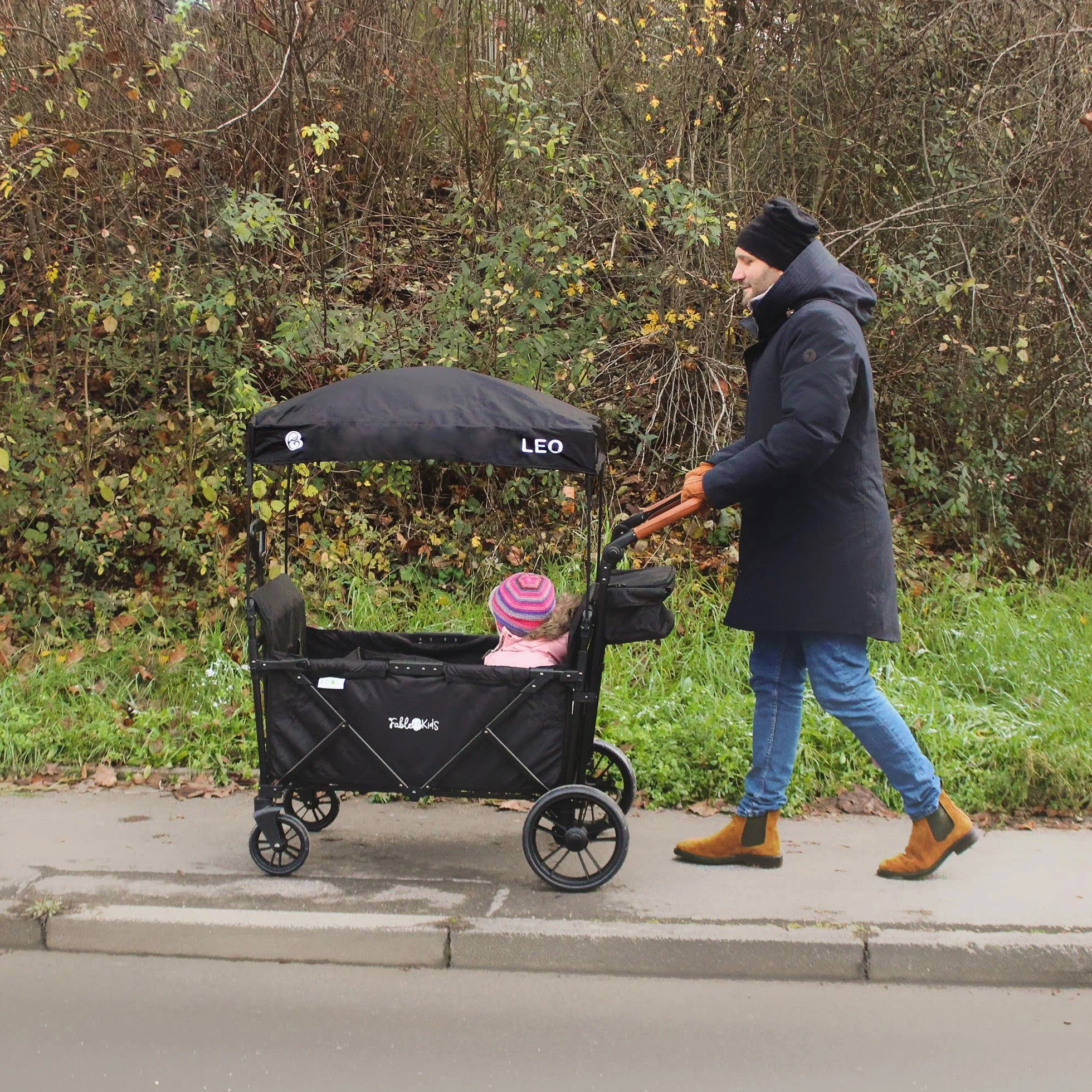 FableKids Leo X4 Plus Wózek na kółkach z dachem | Składany wózek transportowy | Uprząż 4X 5-punktowa | Koła terenowe 360° | Hamulec nożny | Oksford 600D | Siatki wentylacyjne | Czarny onyks