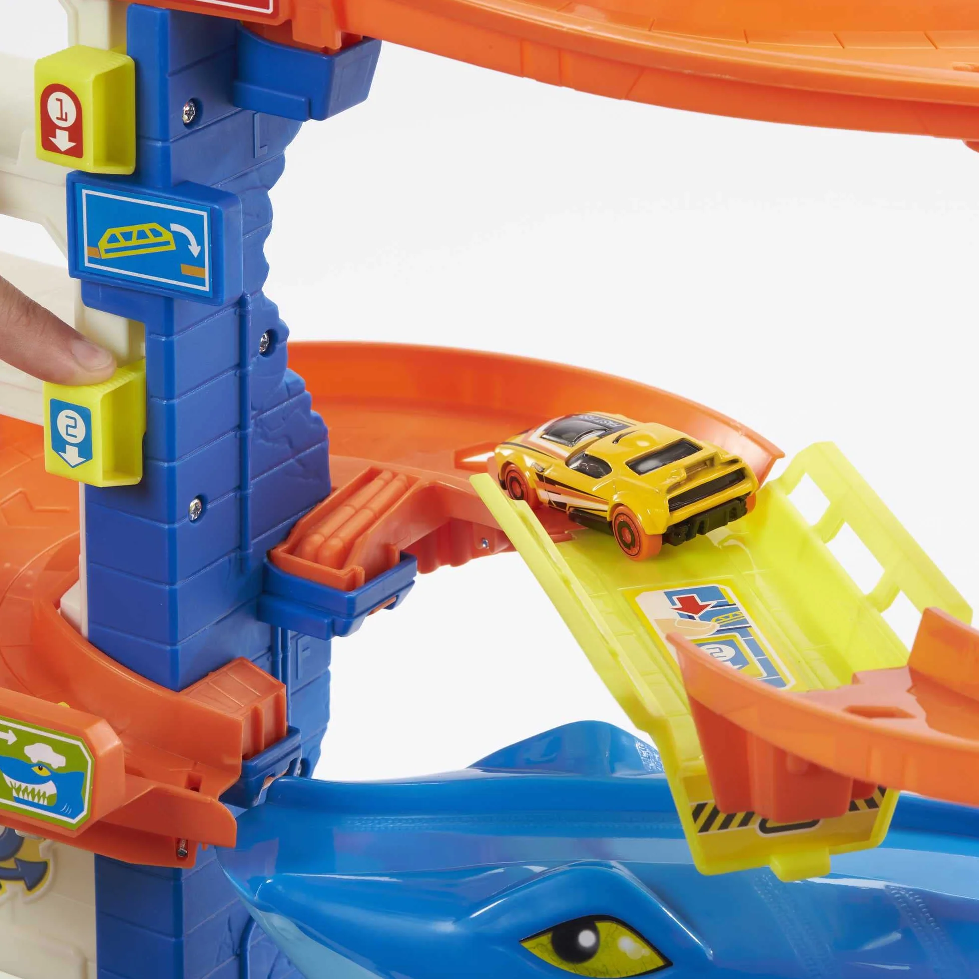 Hot Wheels Miejski port – Atak rekina Zestaw torów do zabawy, tor z przeciwnikiem + 1 samochodzik Hot Wheels, łączy się z innymi zestawami, zabawka dla dzieci w wieku od 4 lat, HMF86