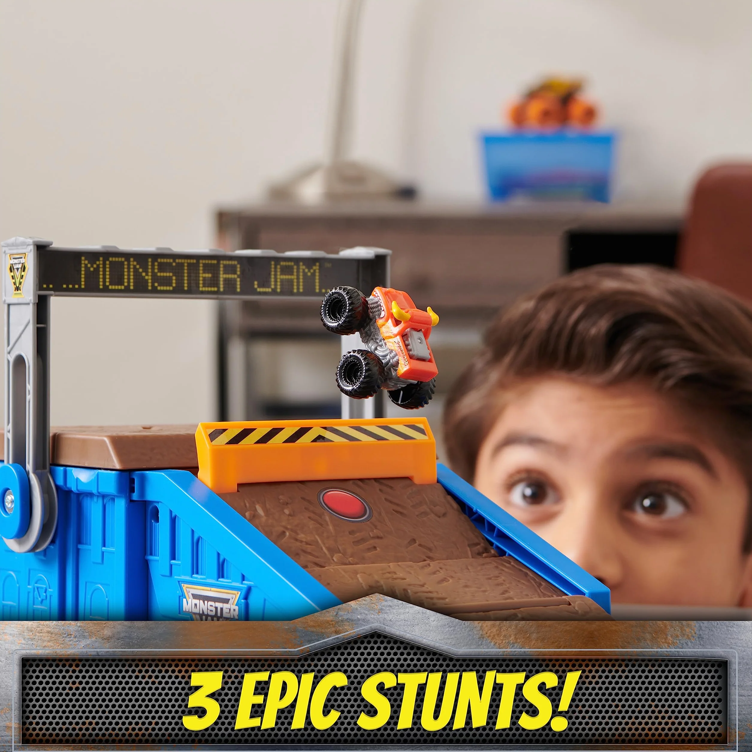 Monster Jam Mini Freestyle Flip Arena zestaw do zabawy i przechowywanie z 2 mini ciężarówkami Monster Jam dla dzieci dla chłopców i dziewcząt w wieku od 3 lat