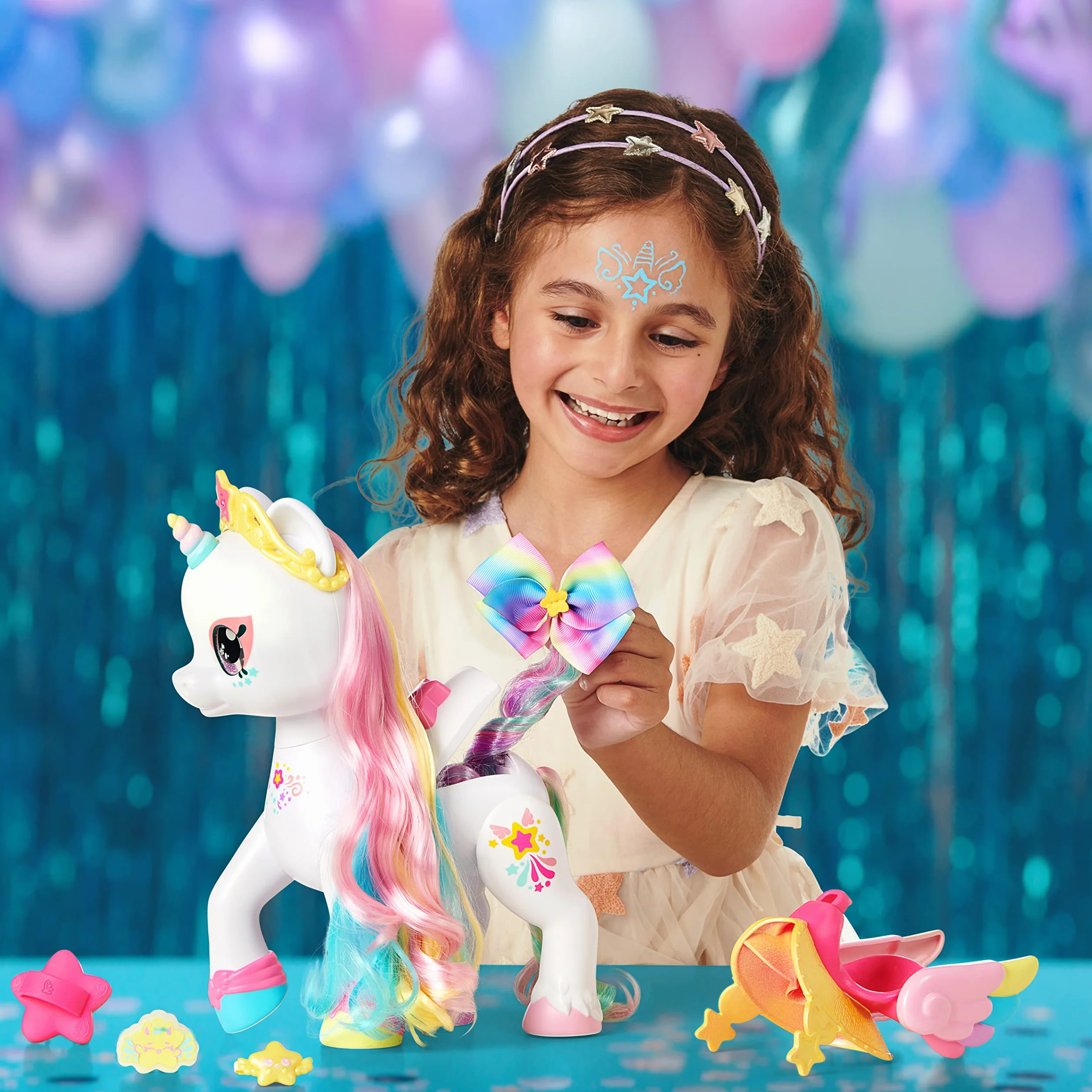 Kindi Kids Secret Saddle Makeup Dress. 1 magiczna gąbka. Akcesoria do szczotkowania i stylizacji grzywy jednorożca można znaleźć w jego siodle, 50247, Wielokolorowy, M