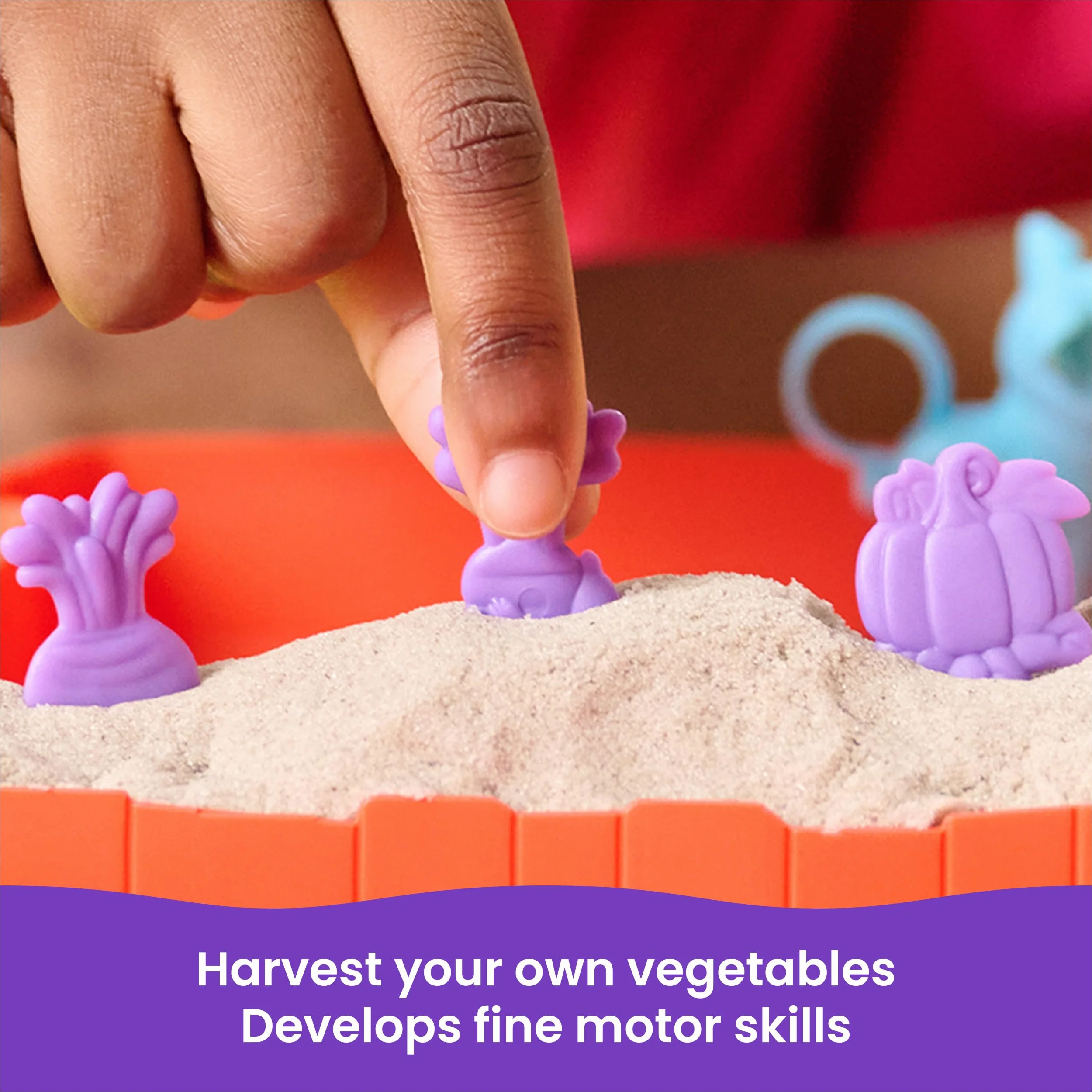 Kinetic Sand, zestaw Sandy Farm z 340 g piasku do zabawy, 6 narzędzi i foremek, walizka wielokrotnego użytku, zabawki dla maluchów, zabawki dla dziewczynek i chłopców w wieku od 3 lat