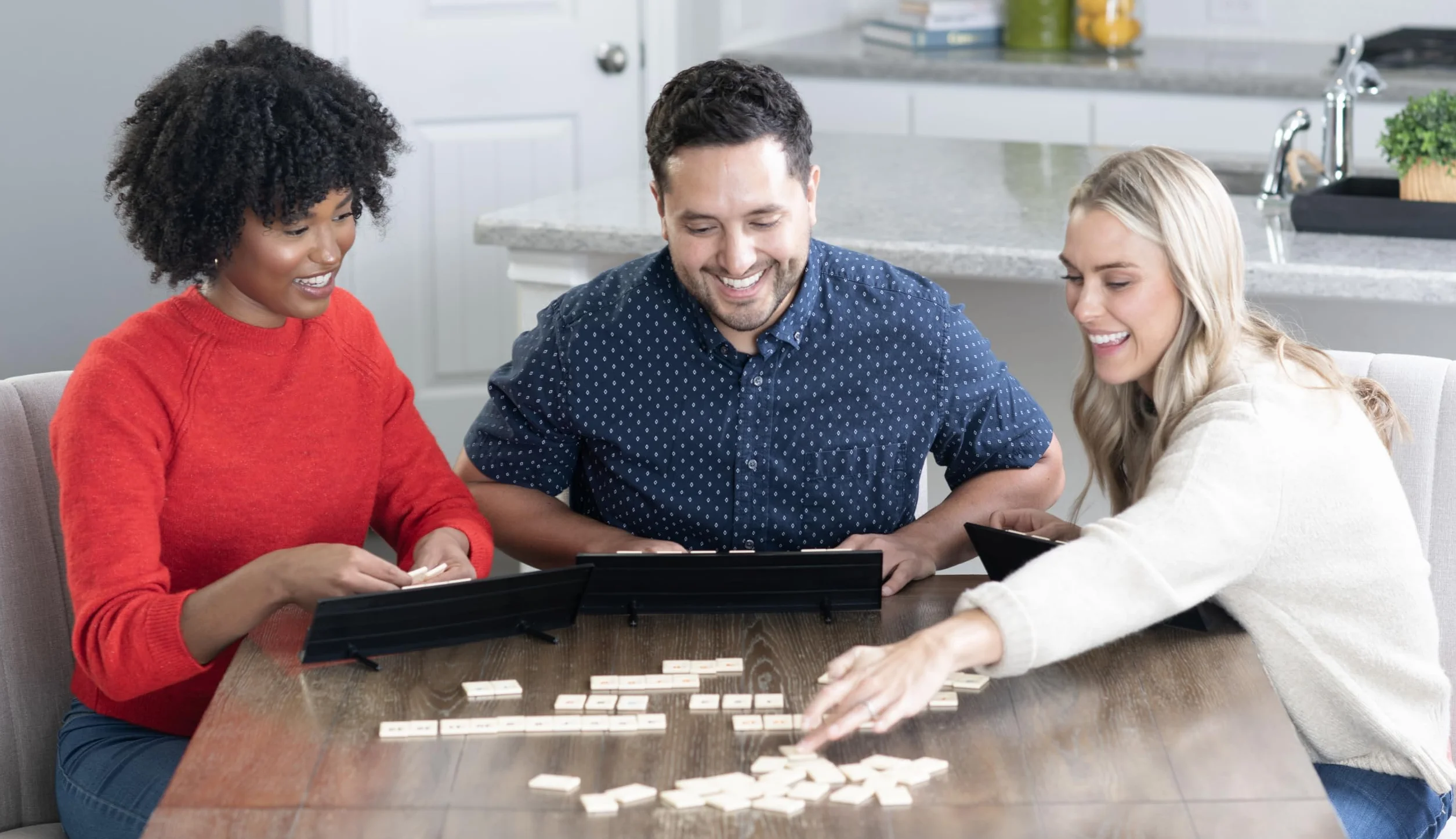 Goliath RUMMIKUB Original Classic, gra planszowa dla dorosłych i dzieci od 6 lat, strategia numeryczna, zabawka edukacyjna dla 2-4 graczy, wspiera logiczne myślenie, wersja wielojęzyczna