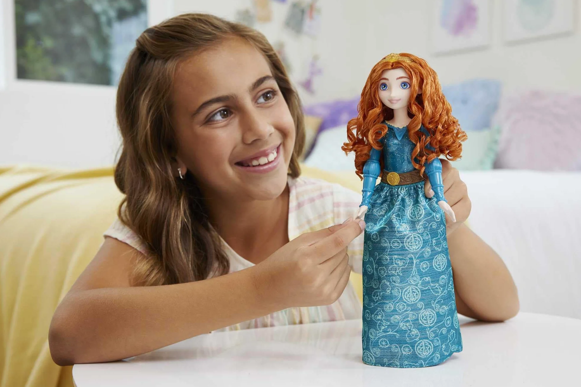 Mattel Księżniczka Disneya Merida Lalka z punktami zgięcia, błyszczącym ubrankiem i akcesoriami inspirowanymi filmem Disneya, prezent dla dzieci HLW13