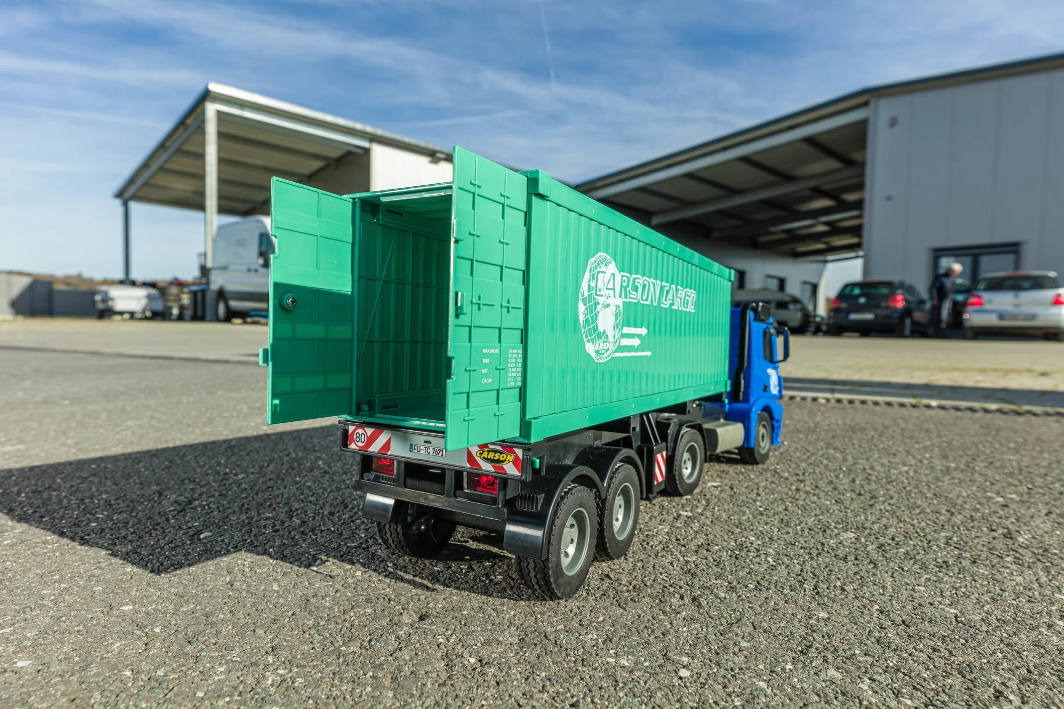 Carson 500907671 1:20 MB Arocs z kontenerem 100% RTR - Pojazd sterowany radiowo, ciężarówka z funkcjami dźwięku i światła, baterie i sterowanie radiowe, 30 minut jazdy