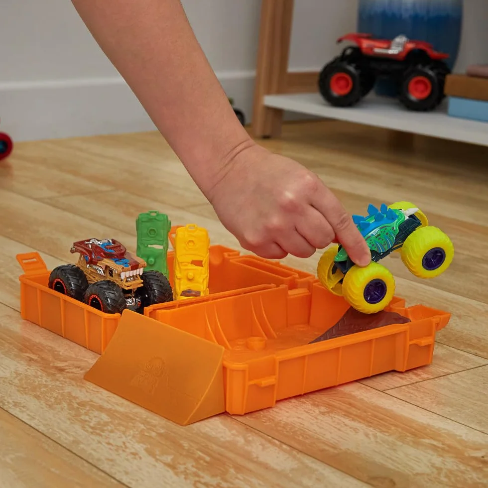 Hot Wheels Monster Trucks „Tankuj i jedź” Zabawkowy kanister przekształcający się w zestaw kaskaderski, z pojazdem Motosaurus w skali 1:64 i 2 autkami do „zgniatania”, HXT04