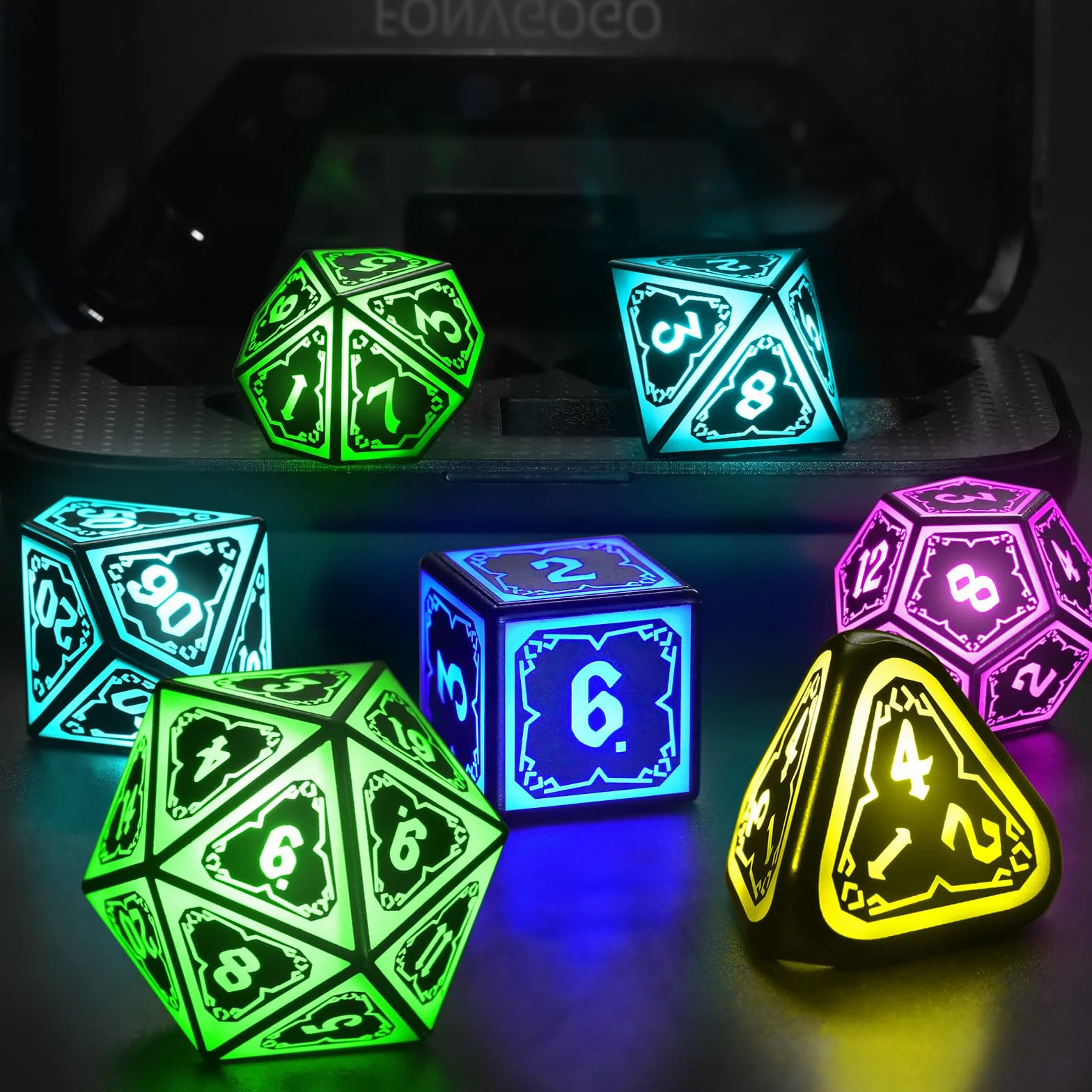 Bezprzewodowe świecące kości D&D RGB do Dungeons and Dragons, fajne kości LED DND z ładowarką, ładowalne, 7 kolorów, wielościenne kości do odgrywania ról, prezenty DND, RPG, (Astral Shard Black)
