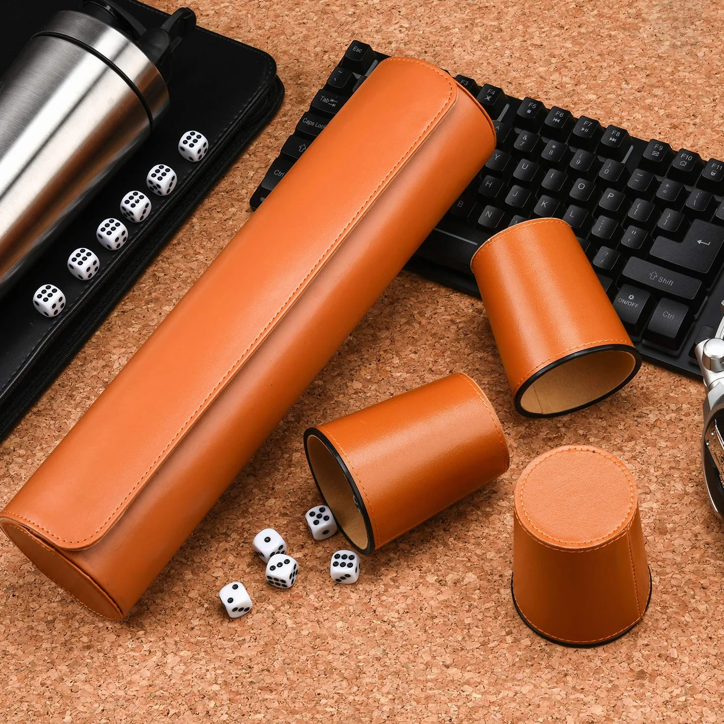 Zestaw kubków na kostkę, 5 x skórzany kubek na kości + etui transportowe ze sztucznej skóry z magnetycznym zamknięciem do grania w gry, Yahtzee, Farkle, upominki na imprezę