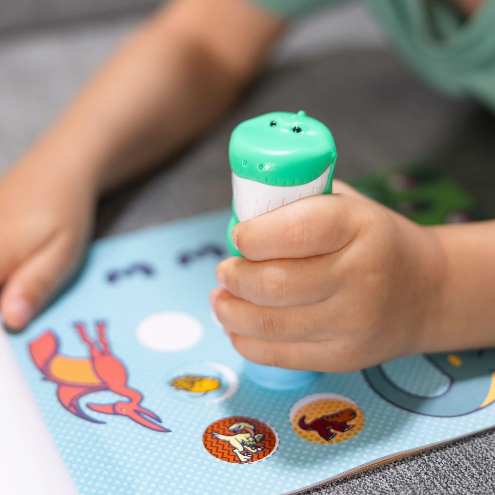 Melissa & Doug Naklejka WOW!™ stempel i 24-stronicowa podkładka do aktywności, 300 naklejek, sztuka i rękodzieło, zabawka fidget, kolekcjonerska postać, dinozaur, kreatywna zabawka podróżna dla
