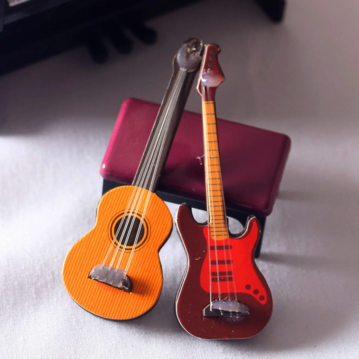13 uroczych i ciekawych zestawów mini instrumentów muzycznych, modele z tworzywa sztucznego, np. gitary, fortepian, perkusja