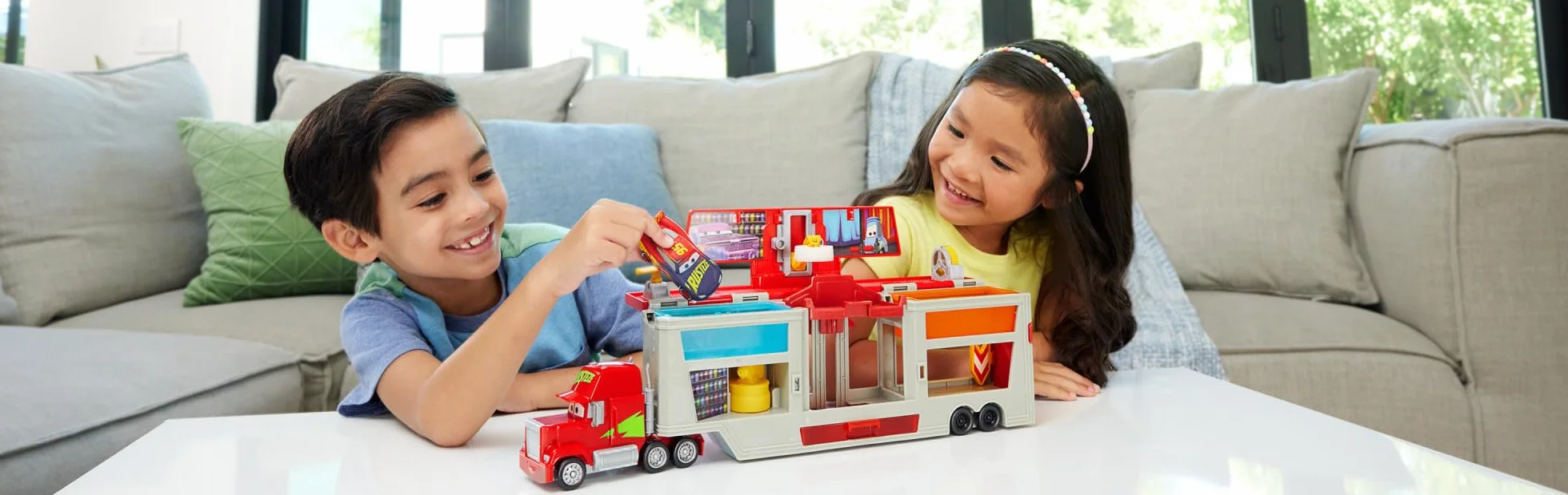 Mattel Cars Auta Maniek HPD82 Zestaw z transporterem zmiana koloru Zygzak McQueen