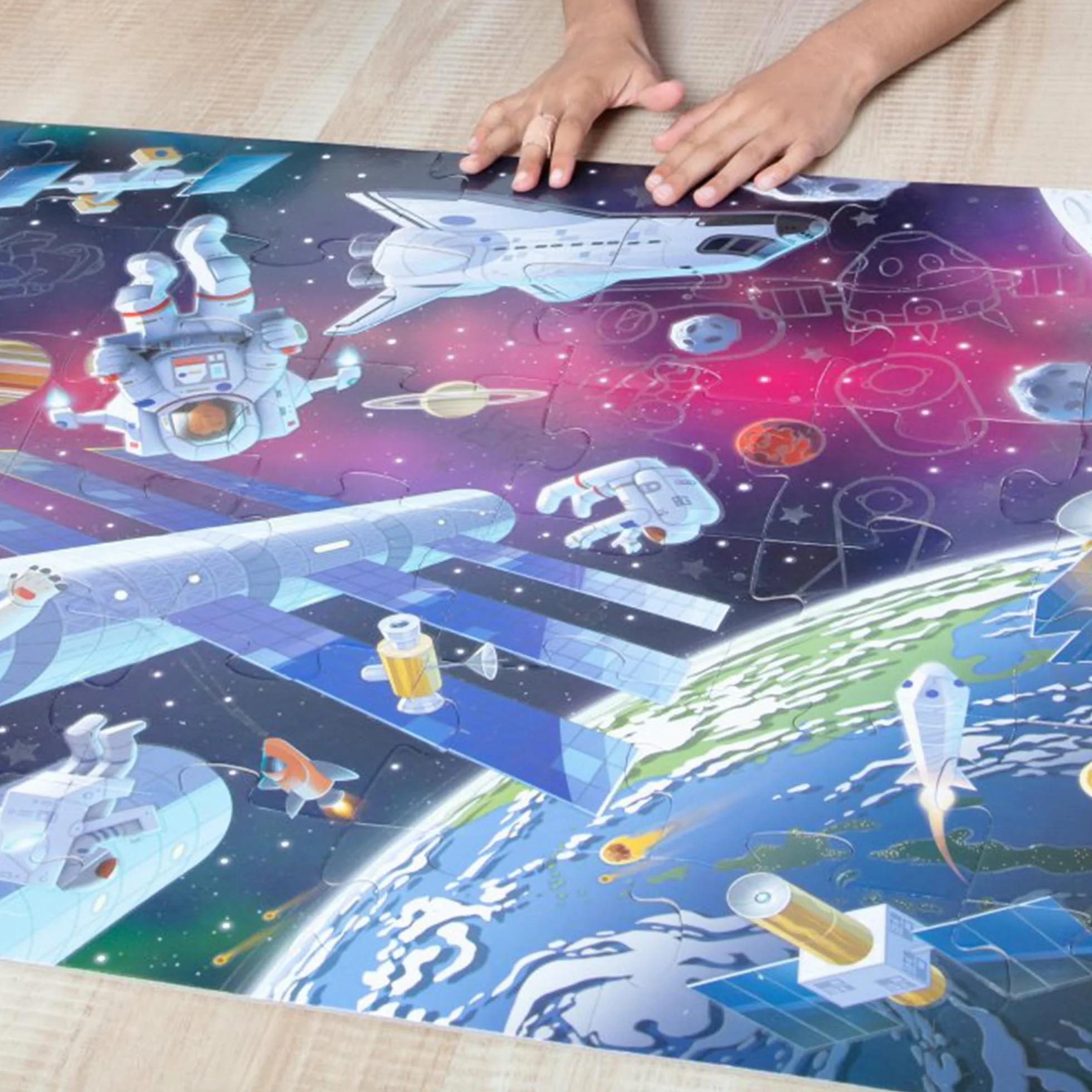 Melissa & Doug, Świecąca w ciemności układanka podłogowa z motywami kosmosu – 48 elementów, dla chłopców i dziewczynek w wieku powyżej 3. roku życia
