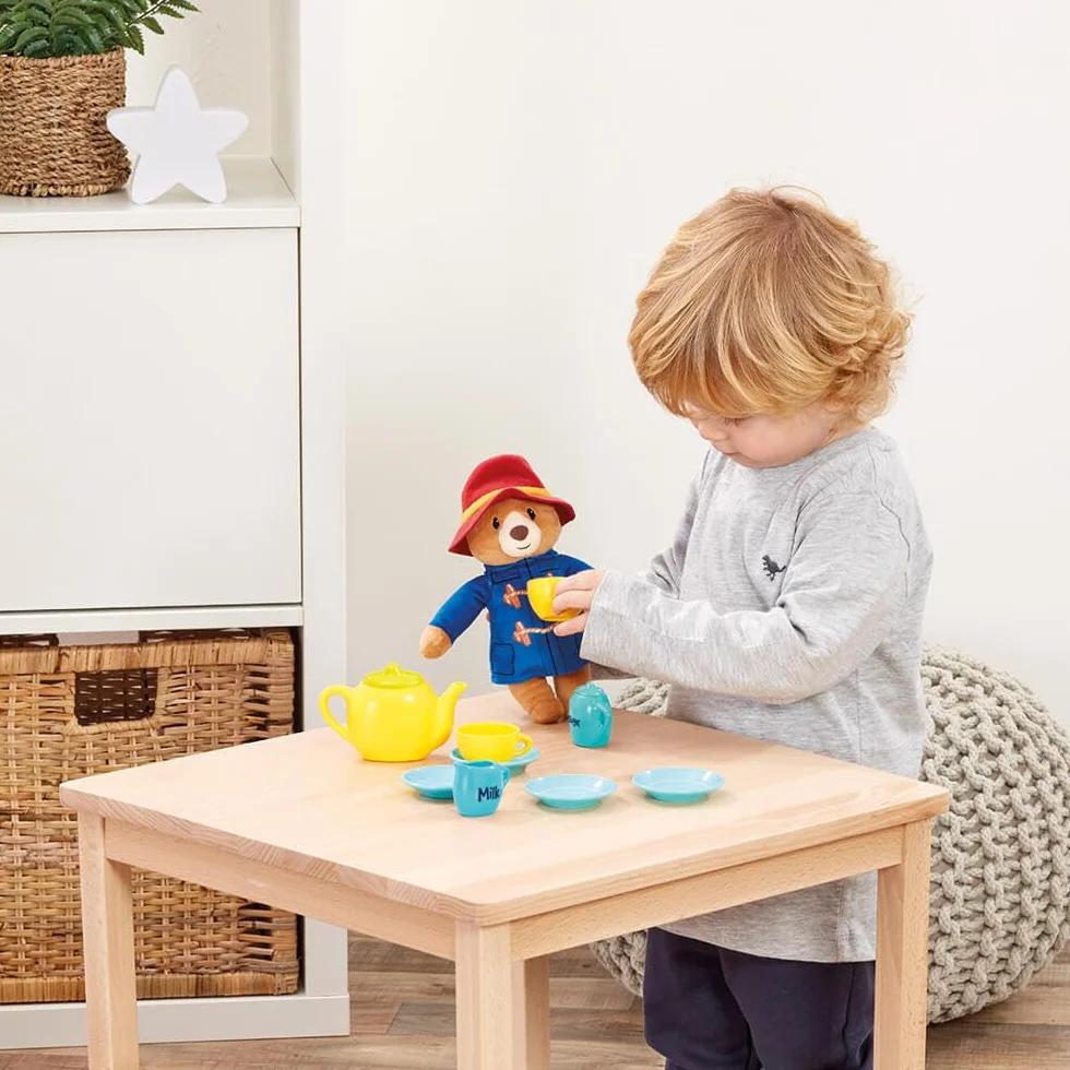 Rainbow Designs Paddington Bear's Toy Tea Set – 9-częściowy zestaw do herbaty dla dzieci z czajnikiem, kubkami, spodkami i dzbankiem na cukier – zawiera pluszową zabawkę, walizkę wielokrotnego użytku