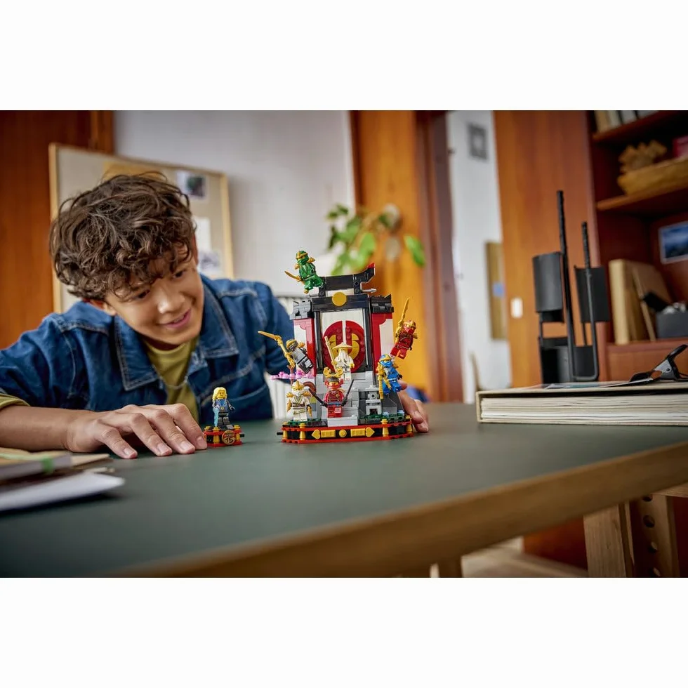 LEGO NINJAGO Ozdoba z postaciami ninja — 15-lecie, kolekcjonerski zestaw konstrukcyjny dla chłopców i dziewczynek, podstawka z ośmioma minifigurkami, pomysł na prezent urodzinowy dla 14-latka 71866