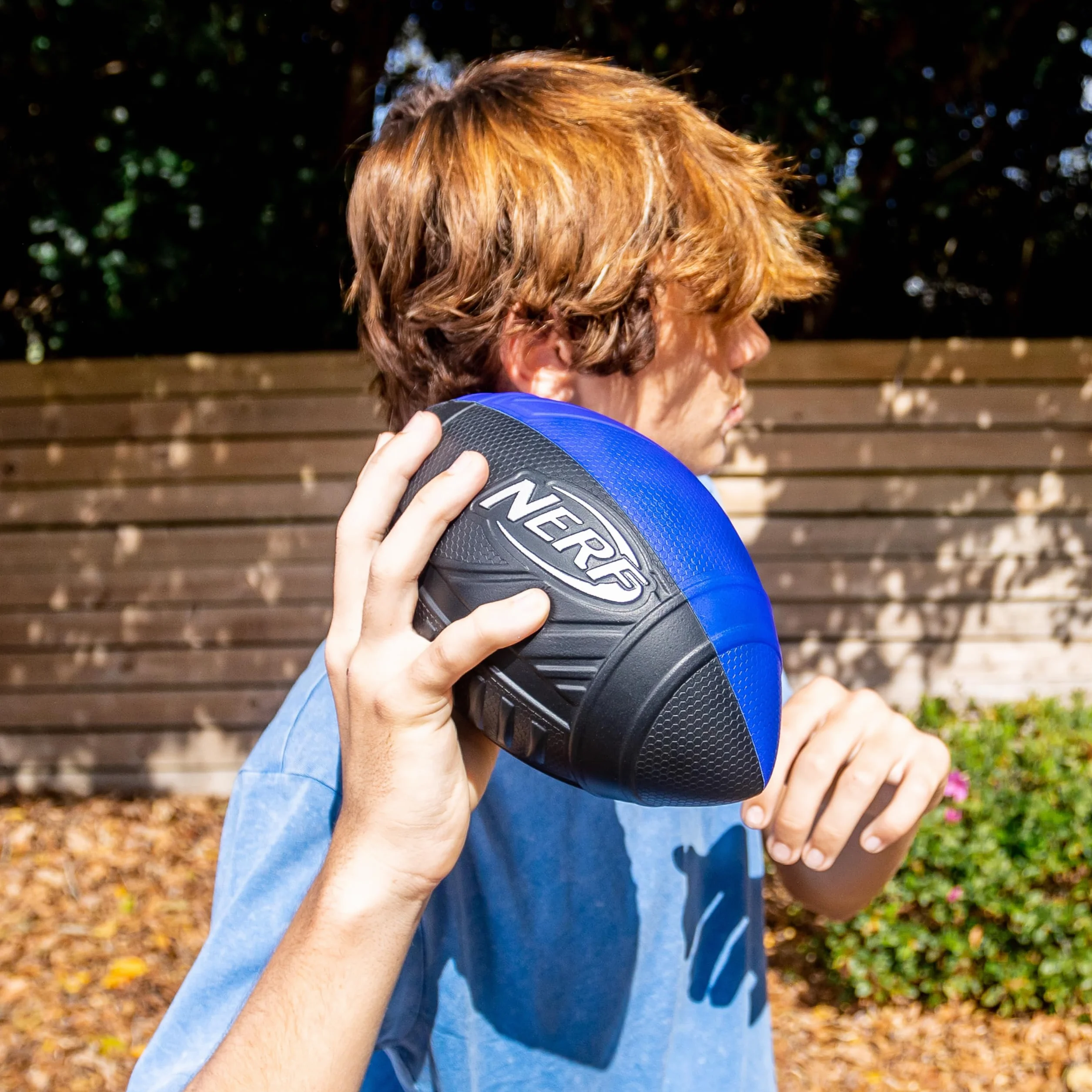 Nerf Pro Grip piłka nożna, klasyczna piłka piankowa, łatwa do złapania i rzucania, idealna do zabawy wewnątrz i na zewnątrz, niebieska