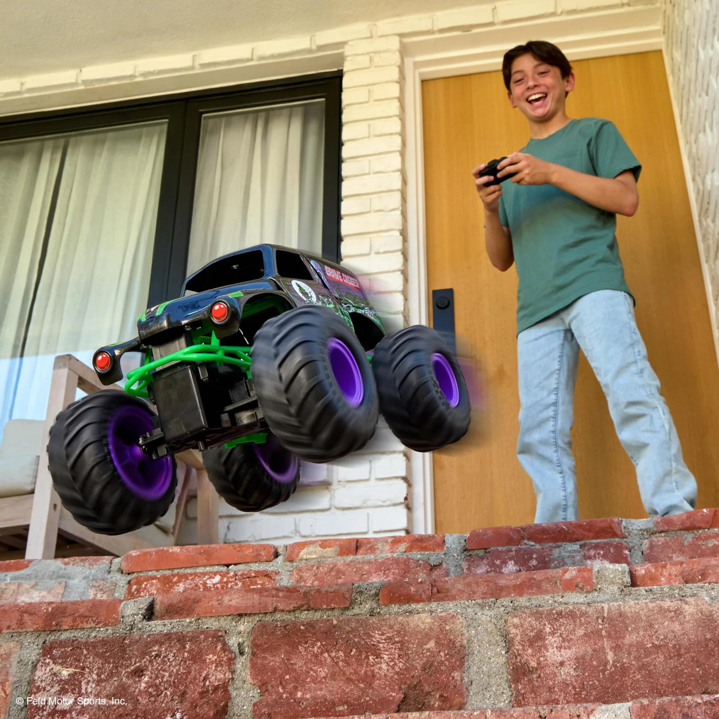 Monster Jam - Smash 'n Bash Grave Digger, zdalnie sterowana monster truck, która odkształca się podczas awarii i naprawia ponownie za naciśnięciem jednego przycisku, sterowanie 2,4 GHz, od 4 lat