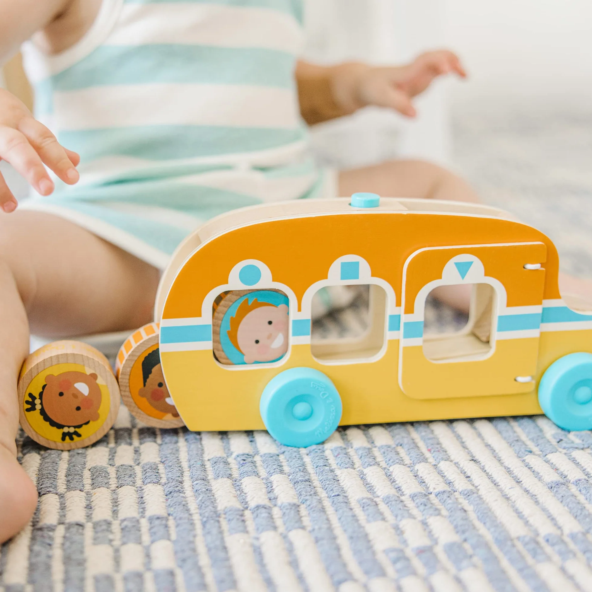 Melissa & Doug GO Tots Drewniany autobus „Tocz się i jedź” z 3 krążkami, drewniane zabawki dla małych dzieci, pojazd zabawkowy, zabawki rozwojowe, od 12 miesięcy, prezent dla chłopca i dziewczynki