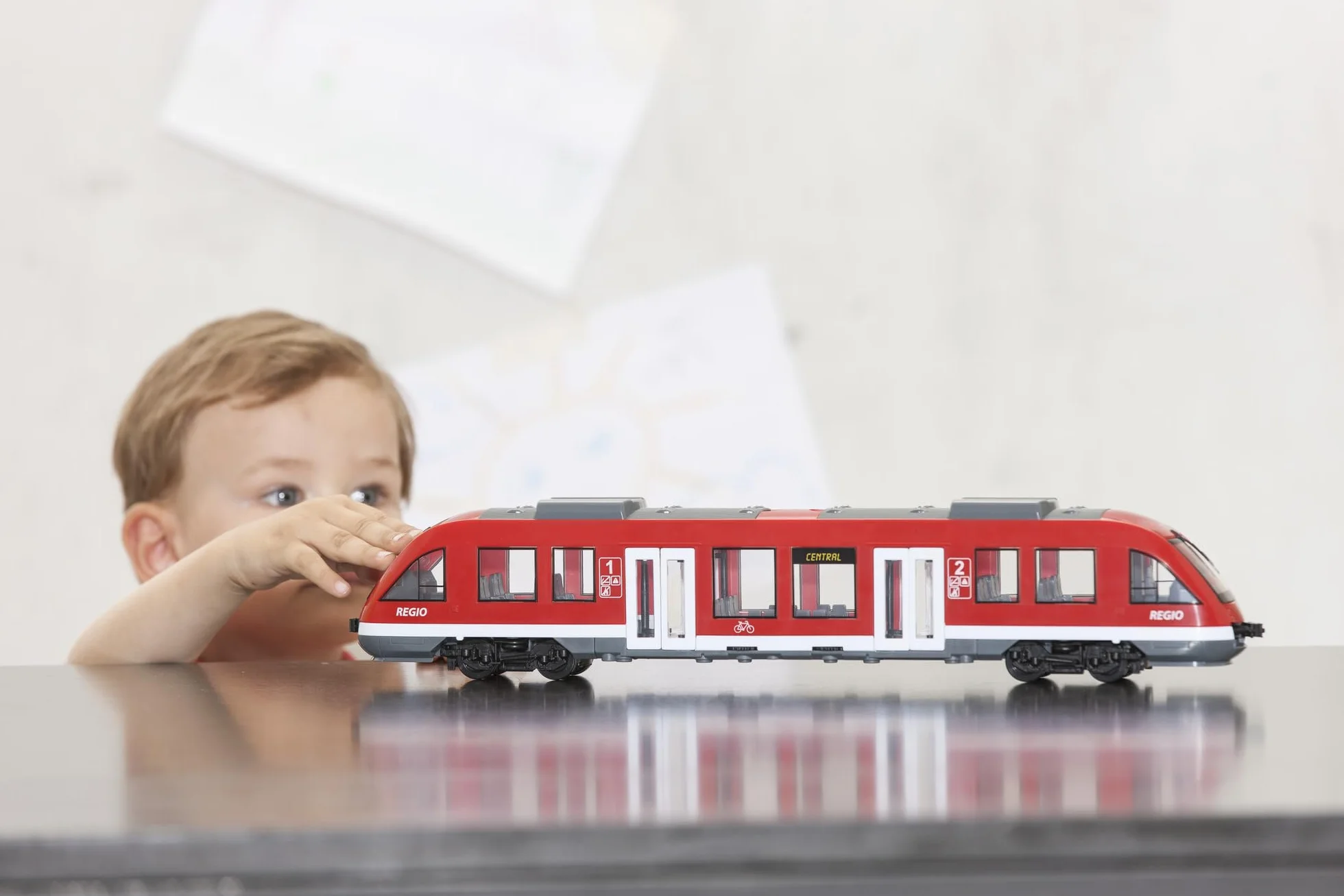 Dickie Toys 203748002 CITY Pociąg miejski wierna replika pełnowymiarowego pociągu, otwierane drzwi i dach, umeblowane wnętrze, skala: 1:43, długość: 45 cm, odpowiedni dla dzieci od 3 lat