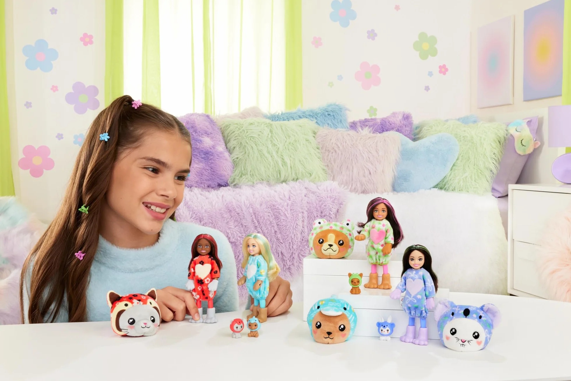 Barbie Cutie Reveal Chelsea Lalka Kotek-Panda Czerwona Seria Kostiumy Zwierzaczki Lalka w kostiumie kotka przebranego za pandę czerwoną z 6 niespodziankami, w tym zmianą koloru, HRK28