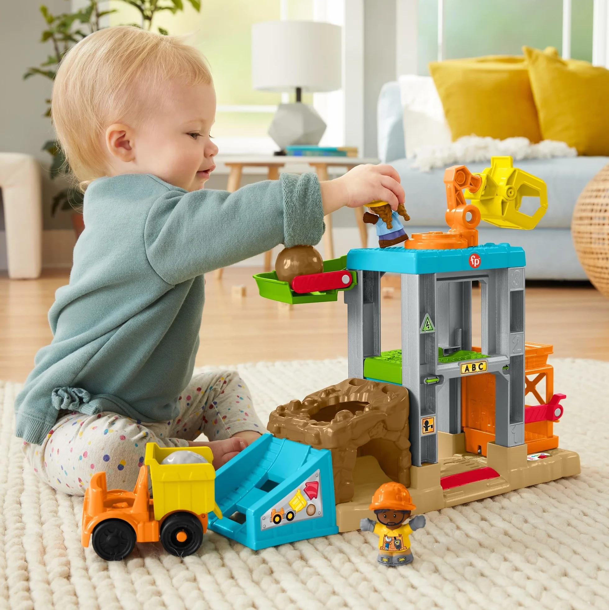 Fisher-Price Little People Plac budowy Zestaw z dźwiękiem, muzyczny zestaw do zabawy z wywrotką i 2 figurkami, dla przedszkolaków i młodszych dzieci, HCJ64