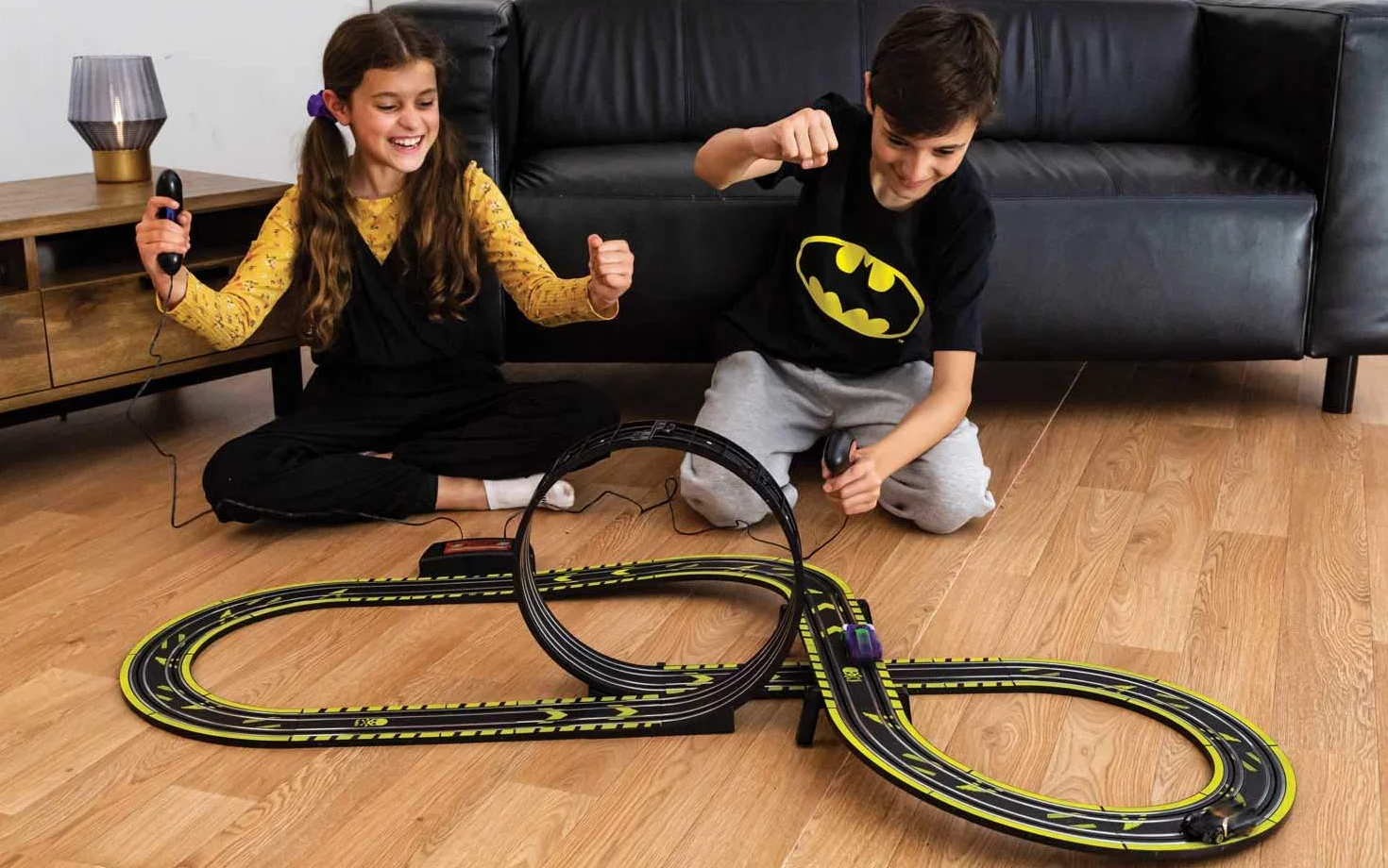 Micro Scalextric Zestawy torów wyścigowych dla dzieci w wieku od 4 lat - Batman vs Joker Track Builder, zestaw konstrukcyjny, tor samochodowy zasilany bateriami, samochody slotowe, pojazdy do zabawy