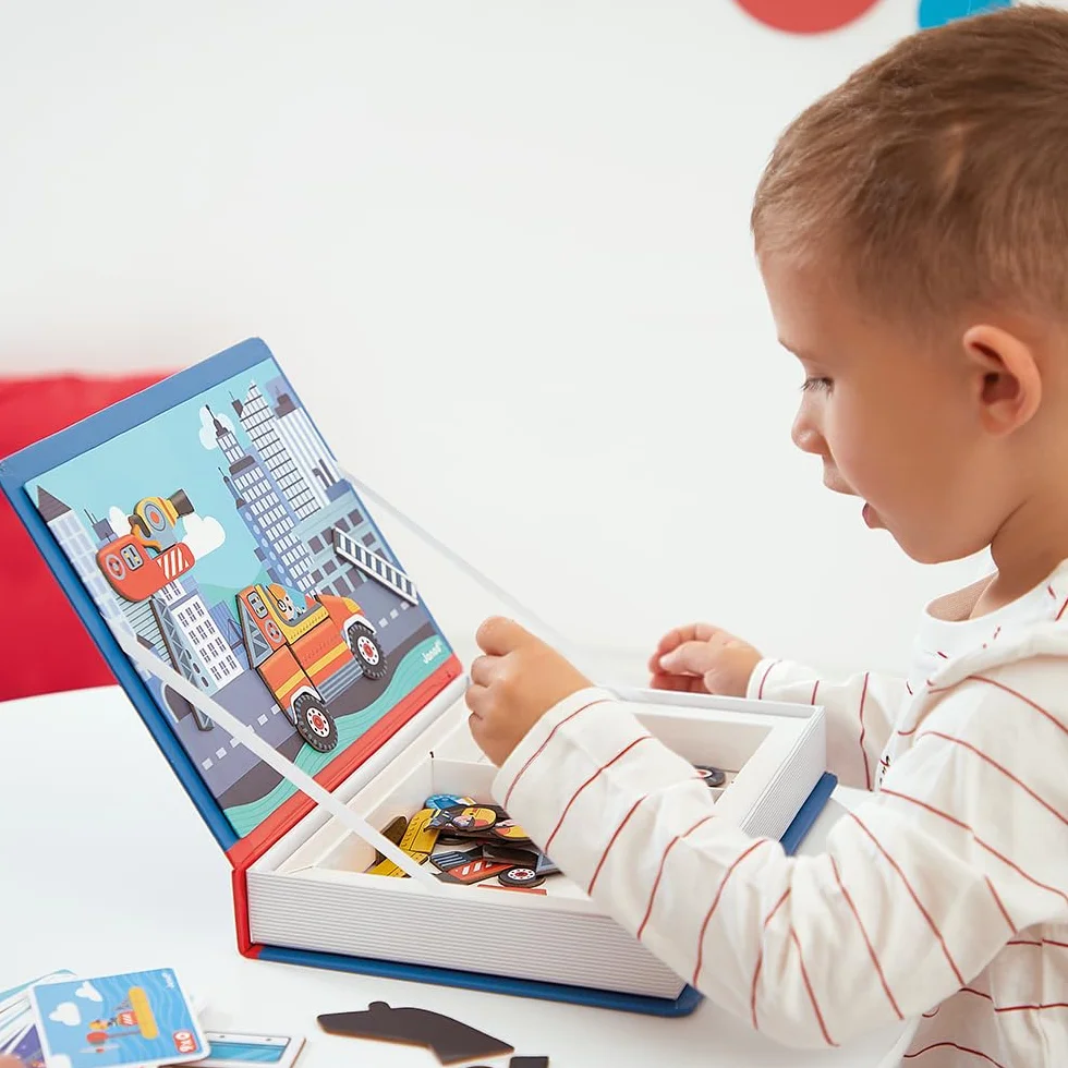 Janod - Magnetyczna książka strażacka - Magnetyczna gra edukacyjna 60 magnesów + 18 modeli - Zabawka dla dzieci z kartonu FSC - Ćwiczenia i kreatywność - od 3 lat