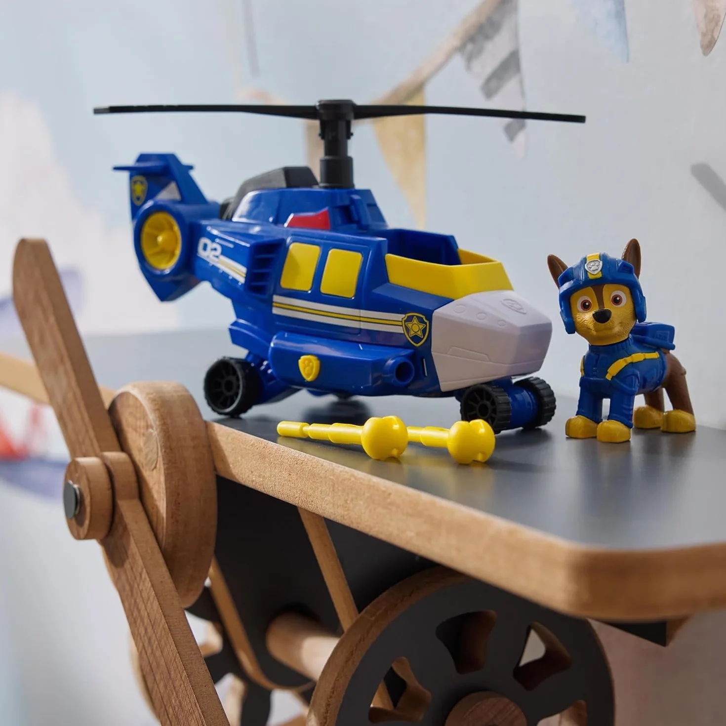 Psi Patrol: Figurka Chase'a z serii Air Rescue, figurka i helikopter z wyrzutnią pocisków i 2 pociskami