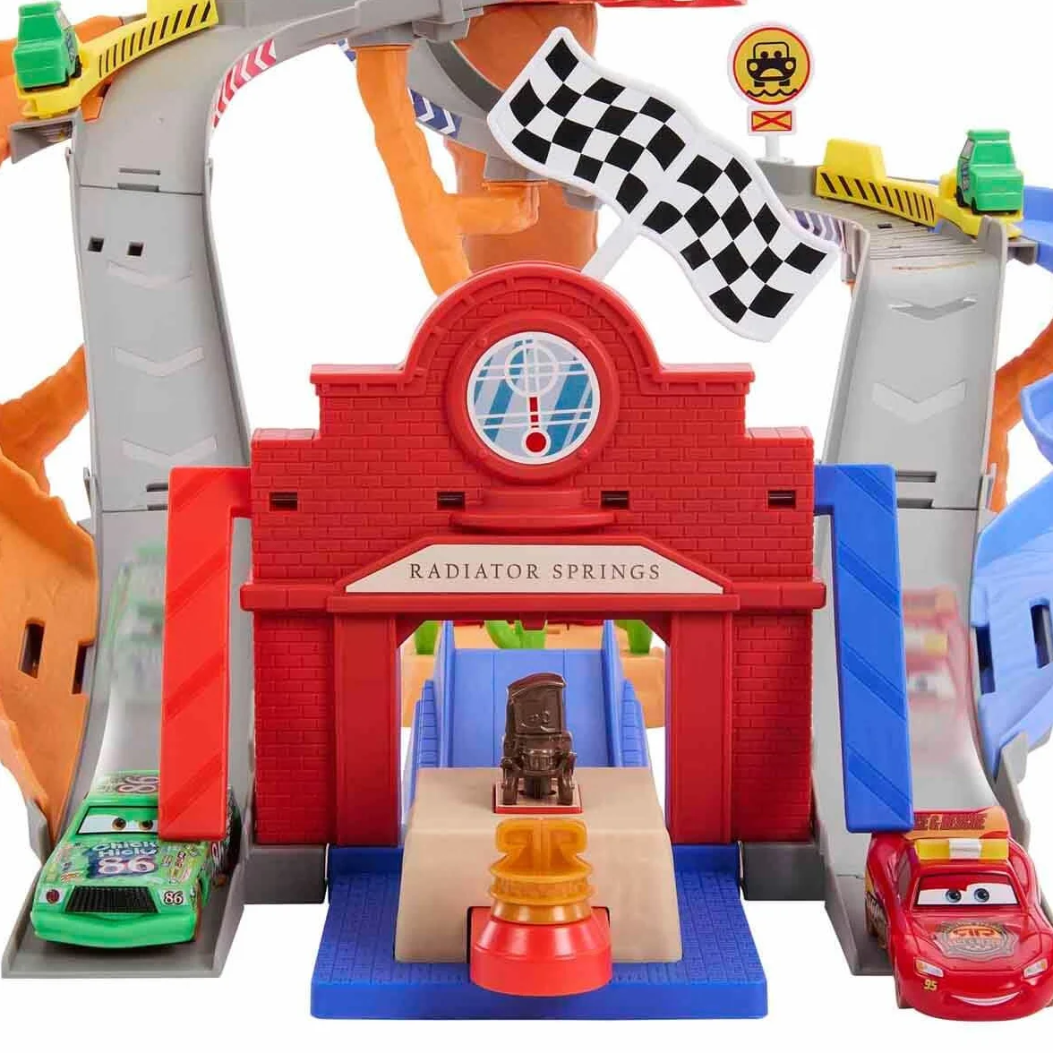 Mattel Disney Pixar Cars Auta Droga ratunkowa Wyścig z przeszkodami Zestaw do zabawy: 2 samochody zabawki Zygzak McQueen i Marek Marucha, 2 zabawkowe wózki widłowe i 2 sposoby na rajdową zabawę, JFL57